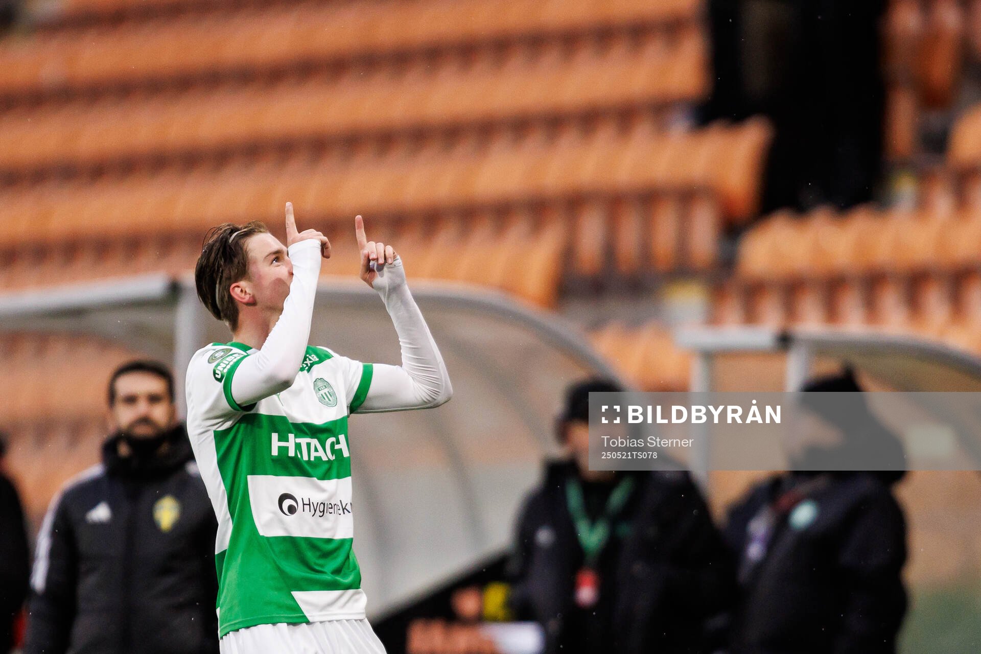 Västerås Max Larsson jublar efter 1-0 under fotbollsmatchen i Superettan mellan Västerås och Östersund den 21 maj 2025 i Västerås. 