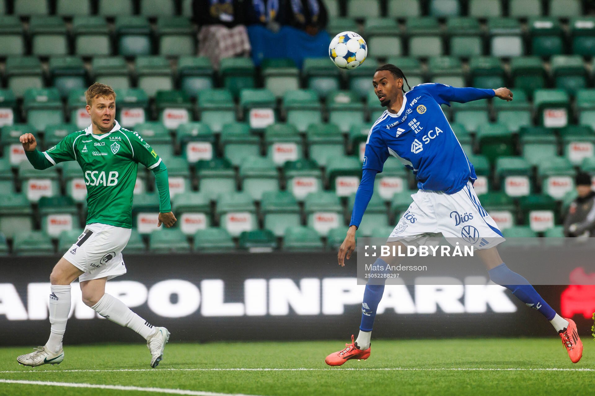 Brages Malte Persson och GIF Sundsvalls Yacqub Finey under fotbollsmatchen i Superettan mellan GIF Sundsvall och Brage den 22 maj 2025 i Sundsvall.