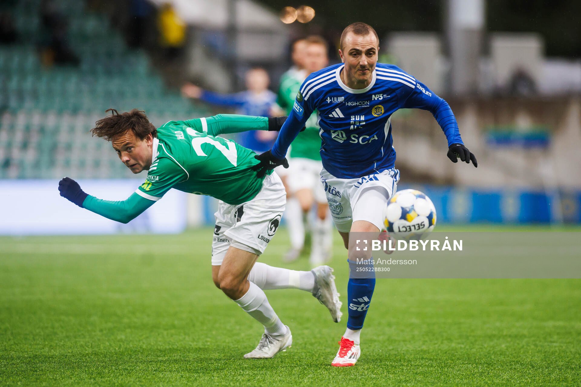 Brages Cesar Weilid och GIF Sundsvalls Dennis Olsson under fotbollsmatchen i Superettan mellan GIF Sundsvall och Brage den 22 maj 2025 i Sundsvall. 