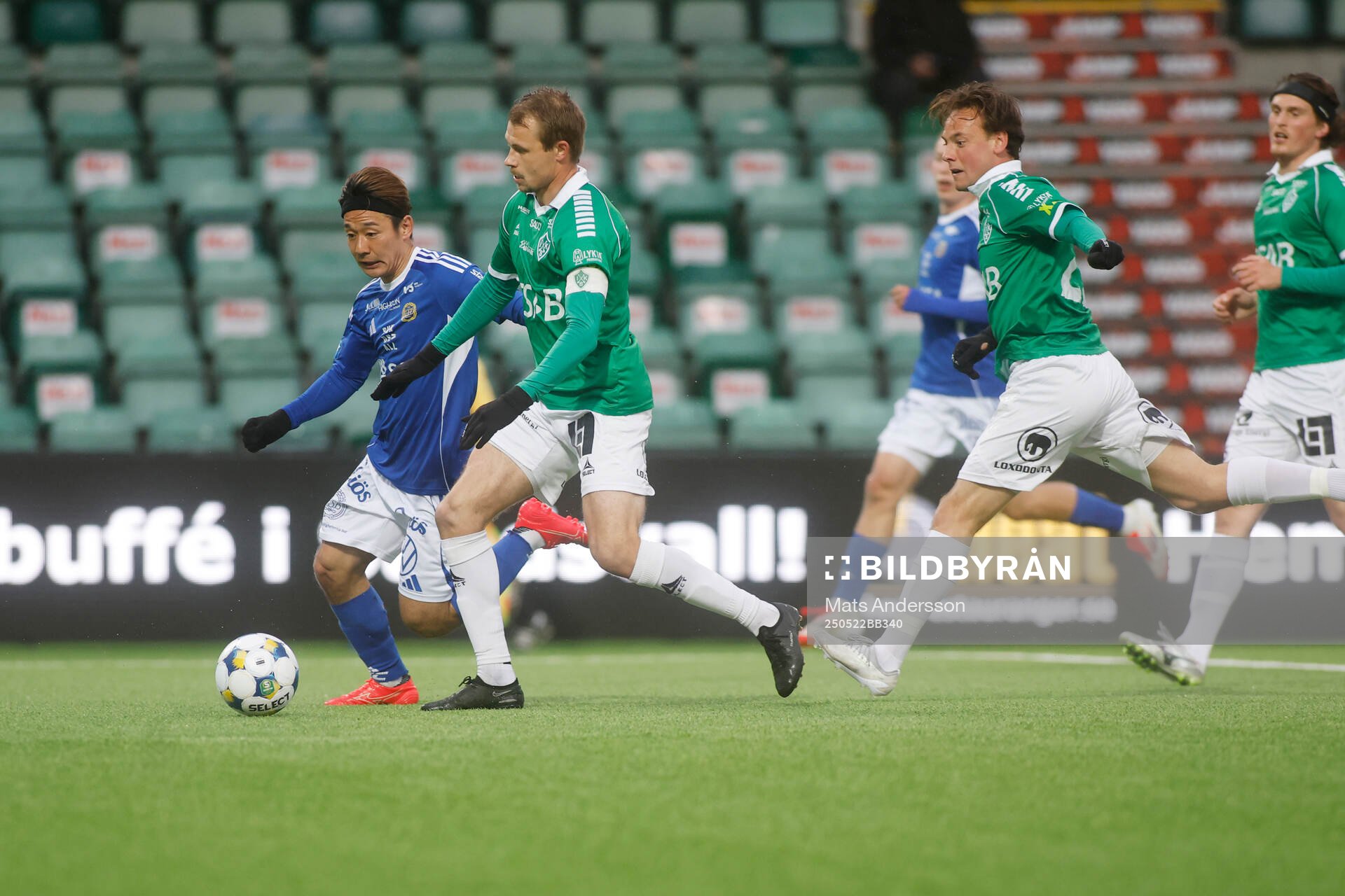 GIF Sundsvalls Taiki Kagayama och Brages Alexander Zetterström under fotbollsmatchen i Superettan mellan GIF Sundsvall och Brage den 22 maj 2025 i Sundsvall.