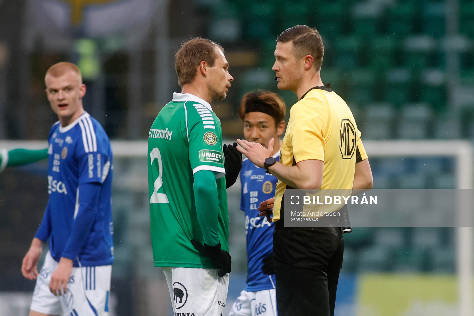 Brages Alexander Zetterström och Domare Erik Mattsson under fotbollsmatchen i Superettan mellan GIF Sundsvall och Brage den 22 maj 2025 i Sundsvall.