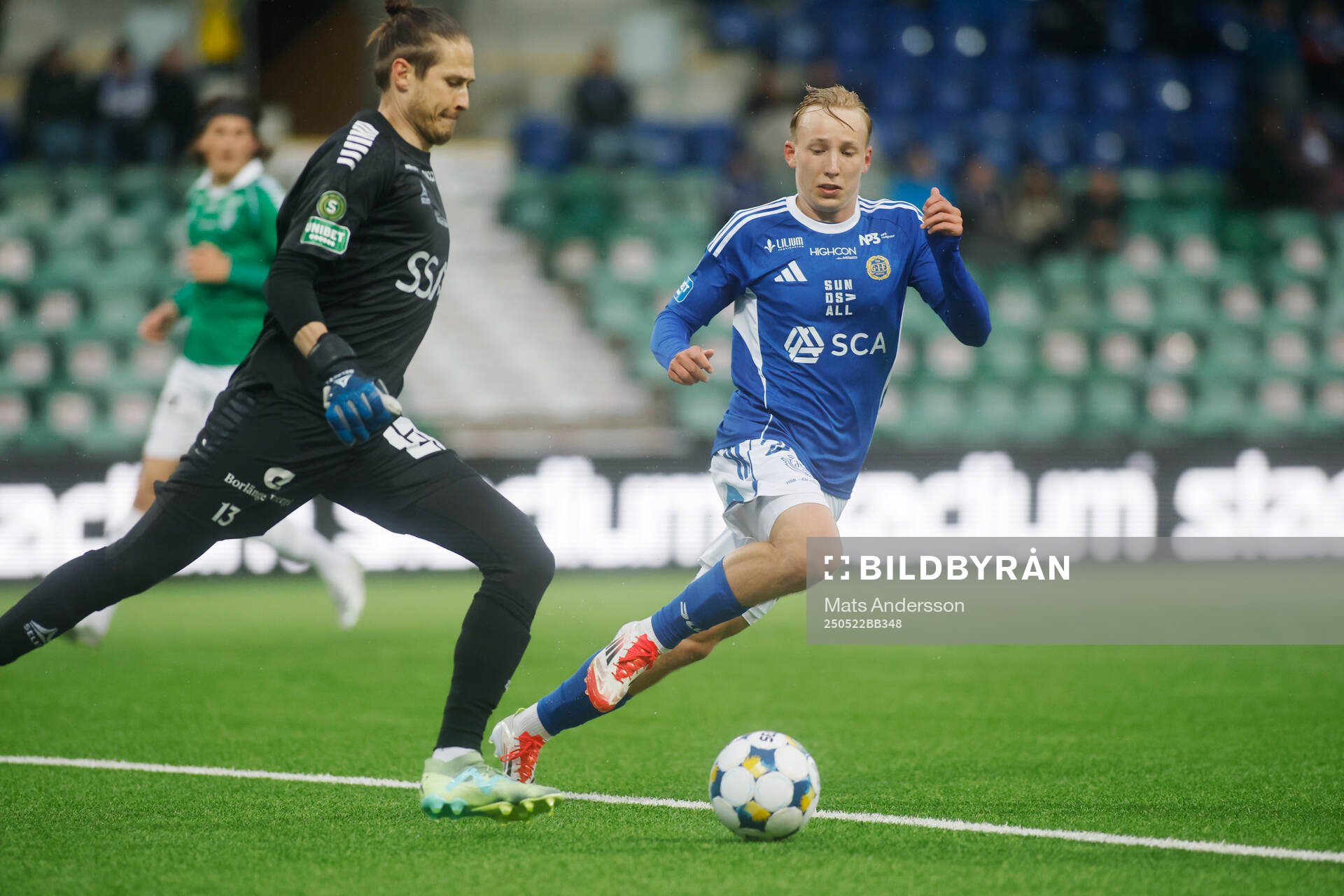 Brages målvakt Adrian Engdahl och GIF Sundsvalls Mille Eriksson under fotbollsmatchen i Superettan mellan GIF Sundsvall och Brage den 22 maj 2025 i Sundsvall.