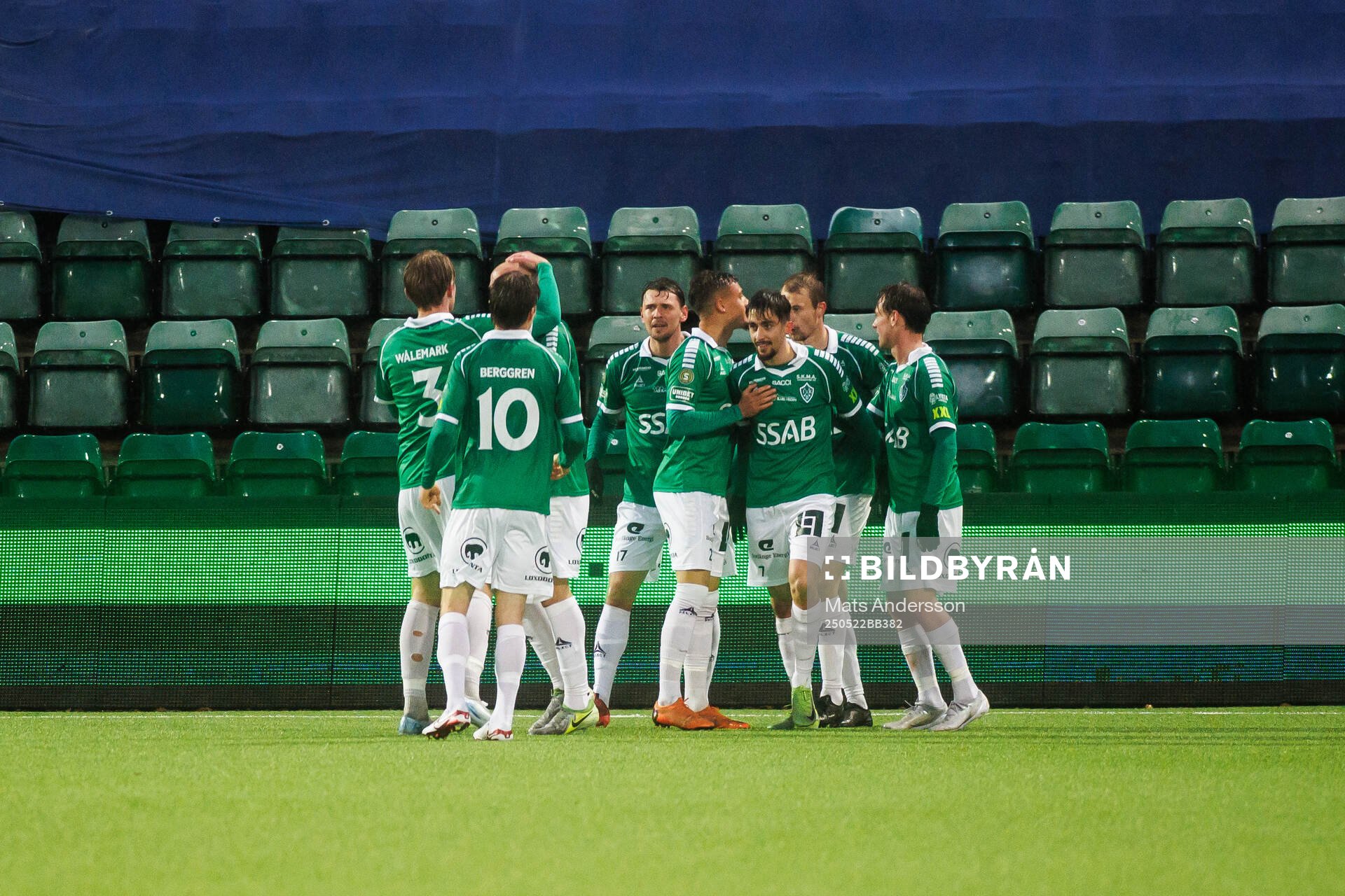 Brages Pontus Jonsson jublar med lagkamrater efter 0-2 under fotbollsmatchen i Superettan mellan GIF Sundsvall och Brage den 22 maj 2025 i Sundsvall.