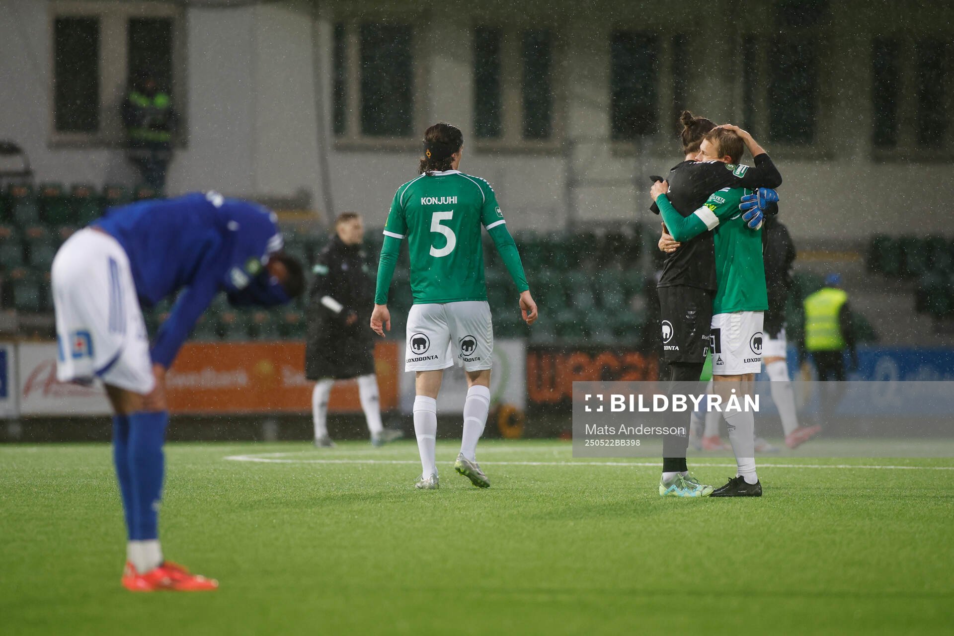 Brages målvakt Adrian Engdahl och Alexander Zetterström jublar efter fotbollsmatchen i Superettan mellan GIF Sundsvall och Brage den 22 maj 2025 i Sundsvall.