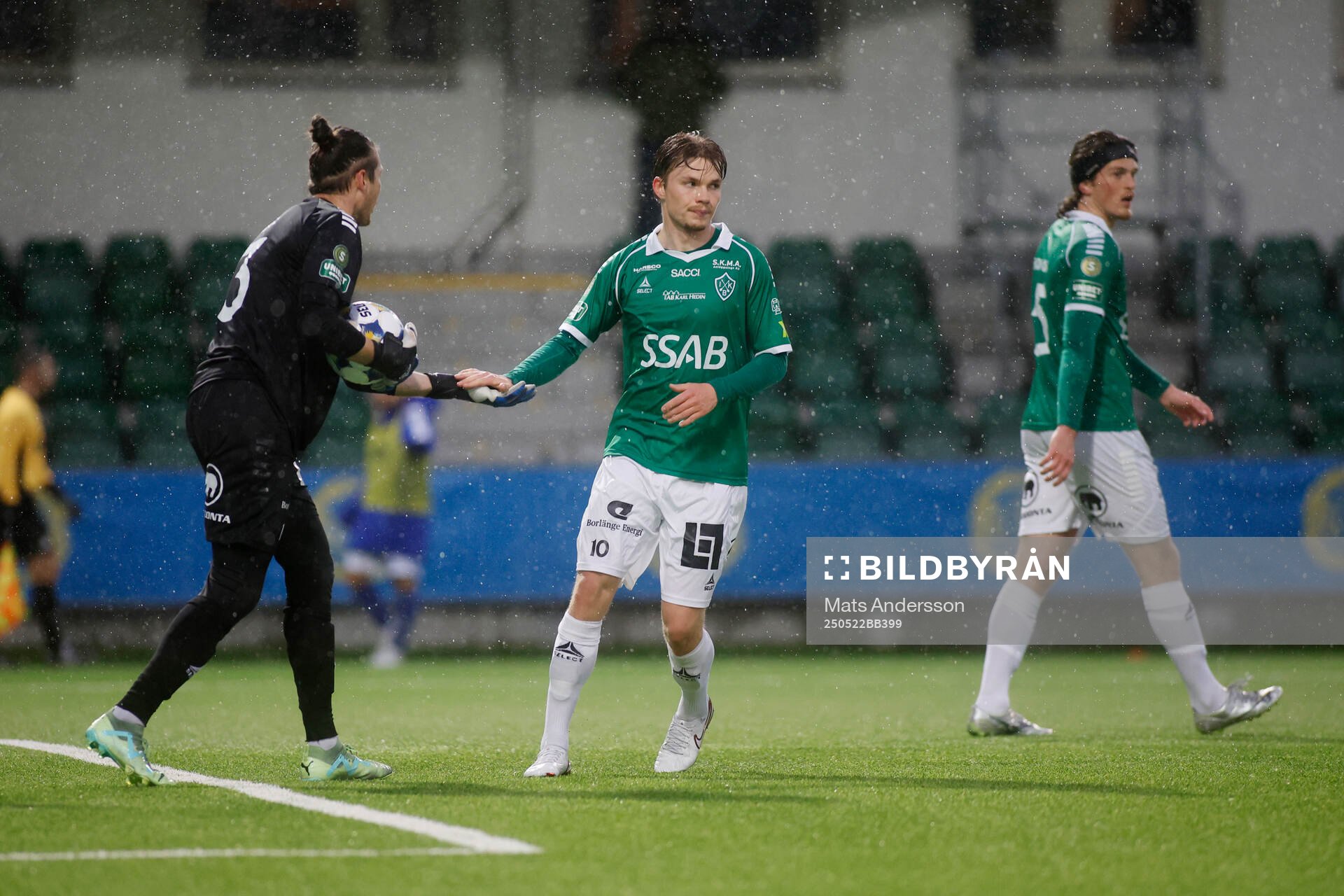 Brages Gustav Berggren och målvakt Adrian Engdahl