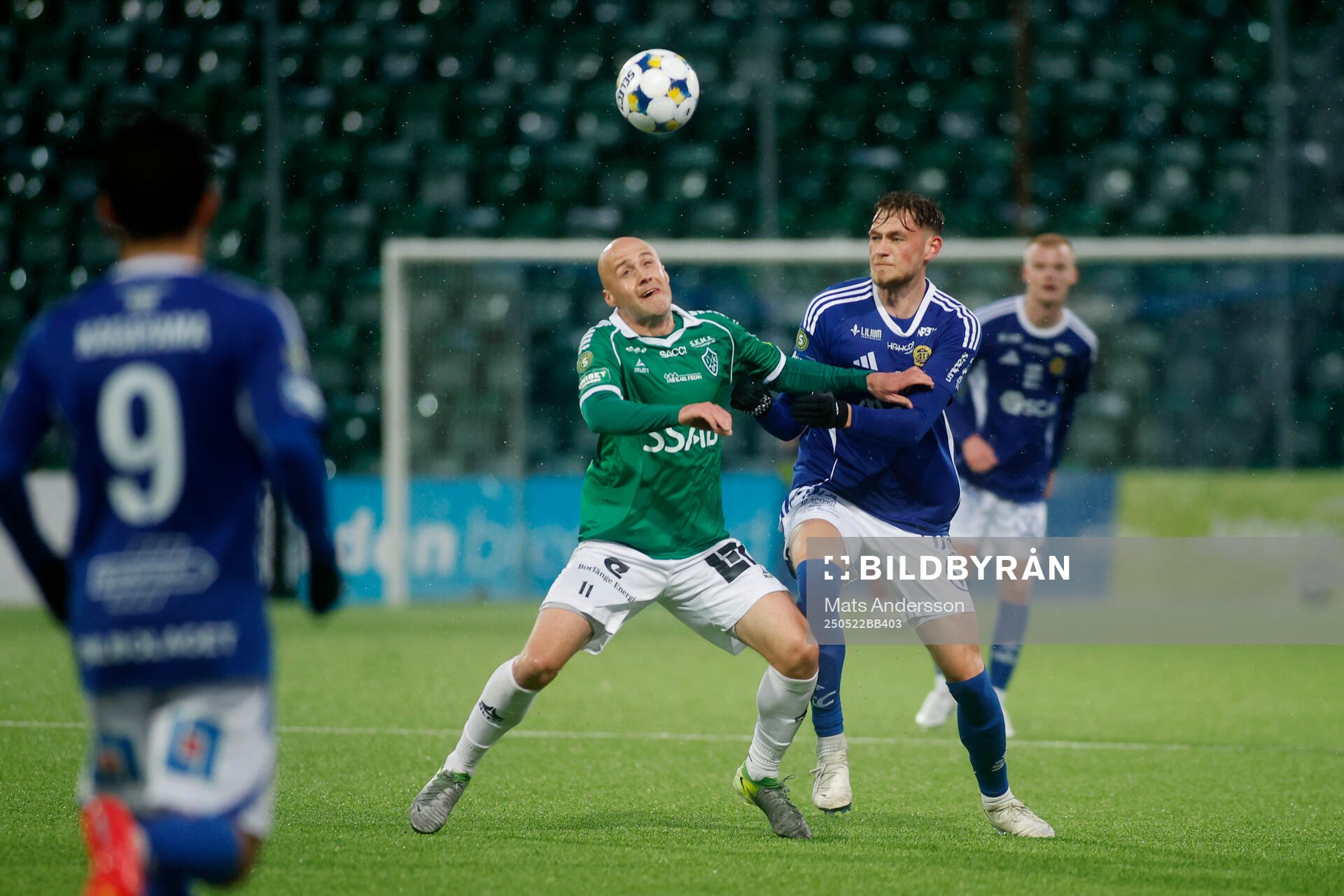 Brages Anton Lundin och GIF Sundsvalls Ludvig Svanberg under fotbollsmatchen i Superettan mellan GIF Sundsvall och Brage den 22 maj 2025 i Sundsvall.