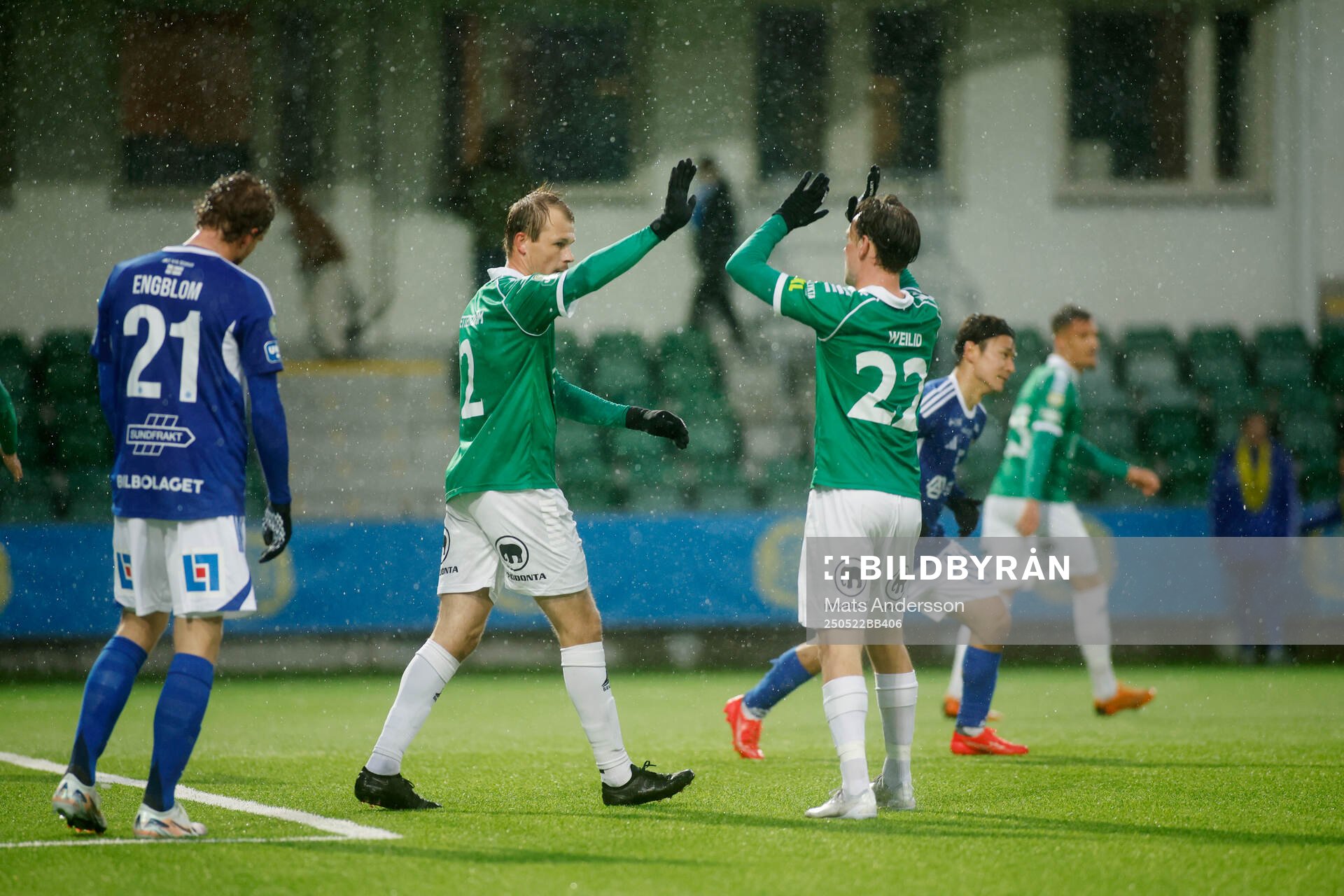 Brages Alexander Zetterström och Cesar Weilid under fotbollsmatchen i Superettan mellan GIF Sundsvall och Brage den 22 maj 2025 i Sundsvall.