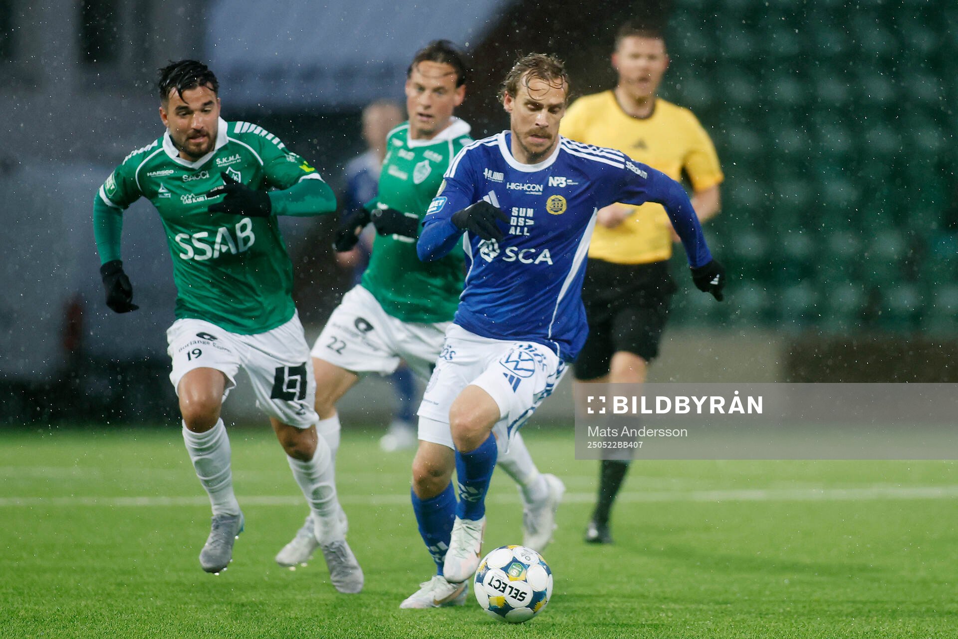 GIF Sundsvalls Pontus Engblom och Brages Haris Brkic under fotbollsmatchen i Superettan mellan GIF Sundsvall och Brage den 22 maj 2025 i Sundsvall.