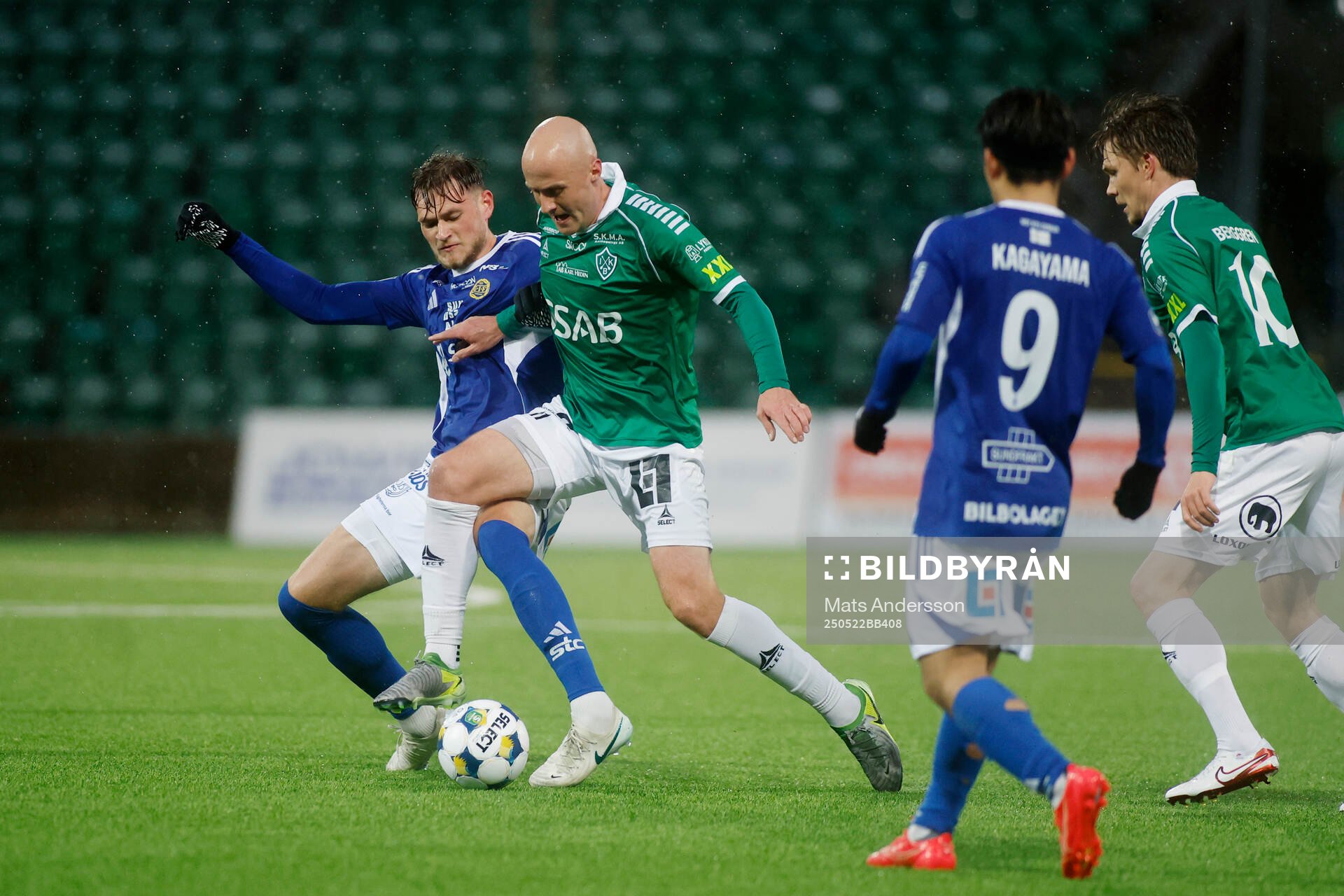 Brages Anton Lundin och GIF Sundsvalls Ludvig Svanberg under fotbollsmatchen i Superettan mellan GIF Sundsvall och Brage den 22 maj 2025 i Sundsvall.