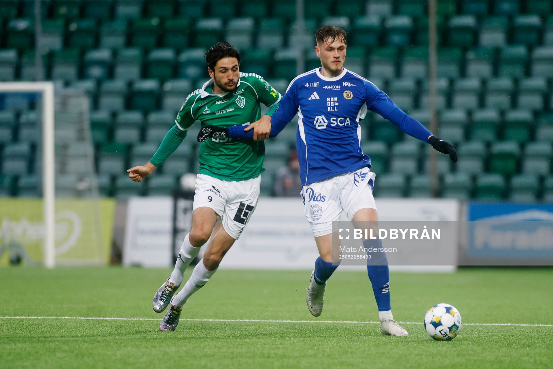 GIF Sundsvalls Ludvig Svanberg och Brages Filip Trpcevski under fotbollsmatchen i Superettan mellan GIF Sundsvall och Brage den 22 maj 2025 i Sundsvall.