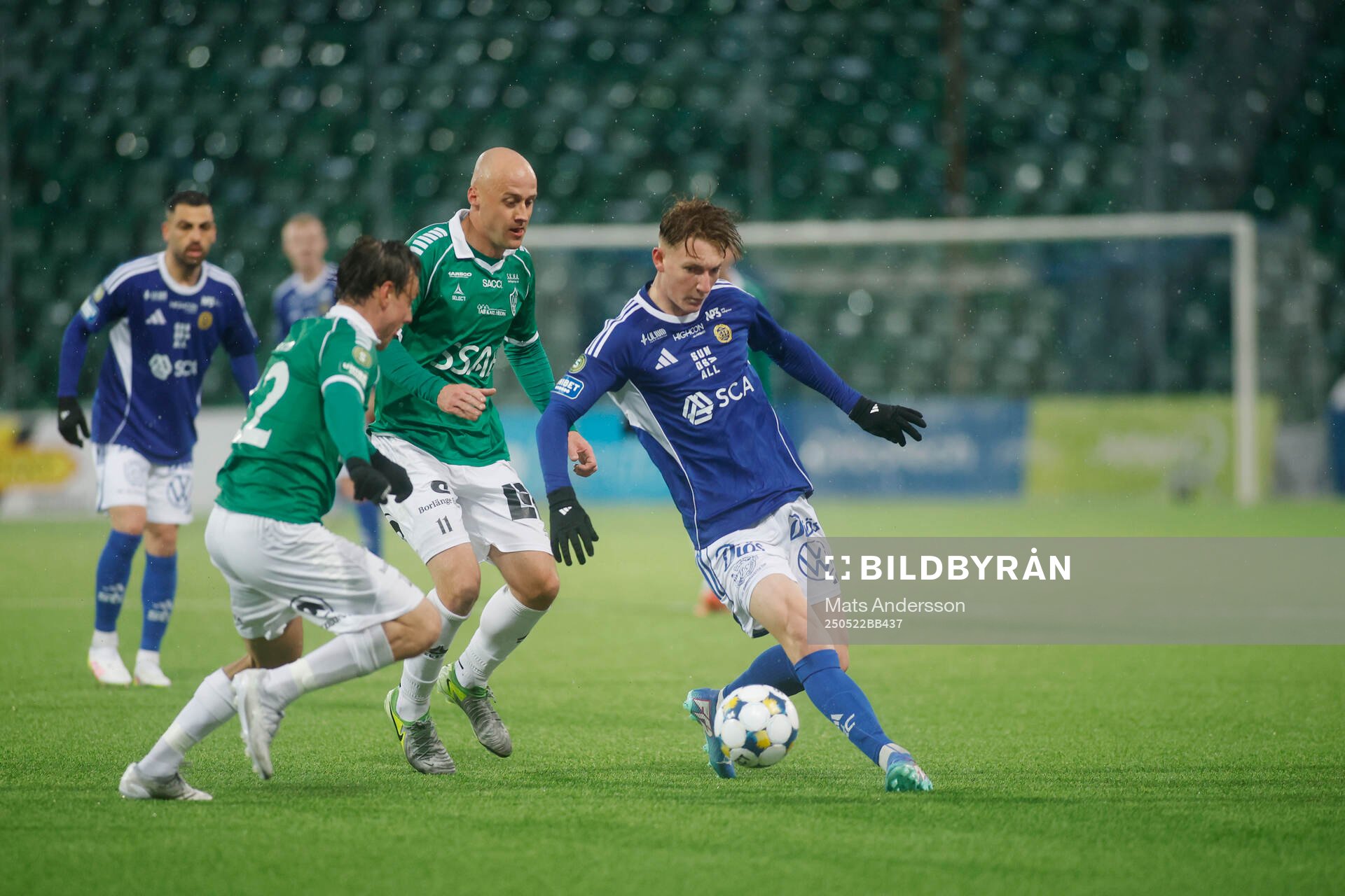 Brages Anton Lundin och GIF Sundsvalls Hugo Aviander under fotbollsmatchen i Superettan mellan GIF Sundsvall och Brage den 22 maj 2025 i Sundsvall.