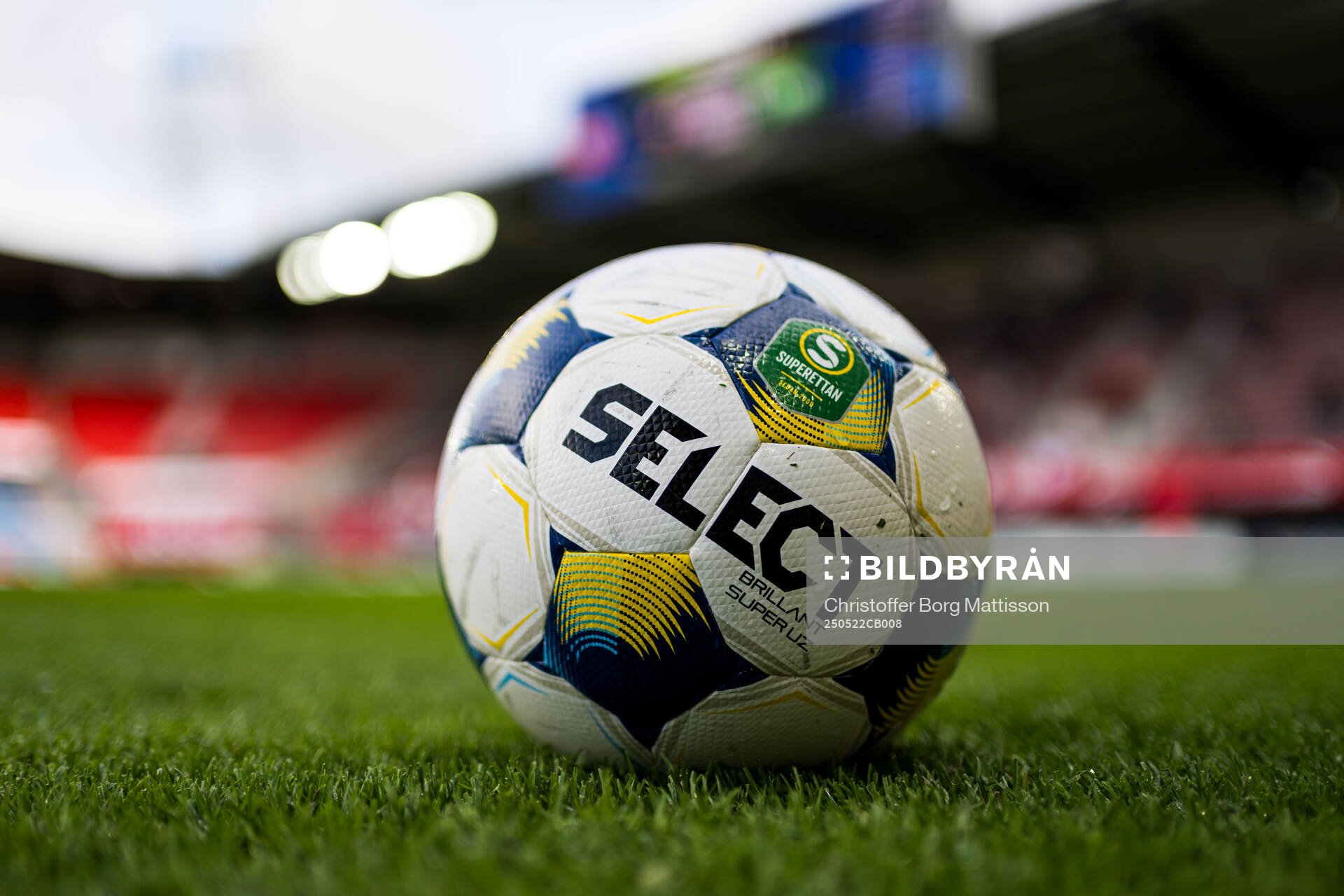 En fotboll på gräsmattan inför fotbollsmatchen i Superettan mellan Helsingborg och Oddevold den 22 maj 2025 i Helsingborg. 