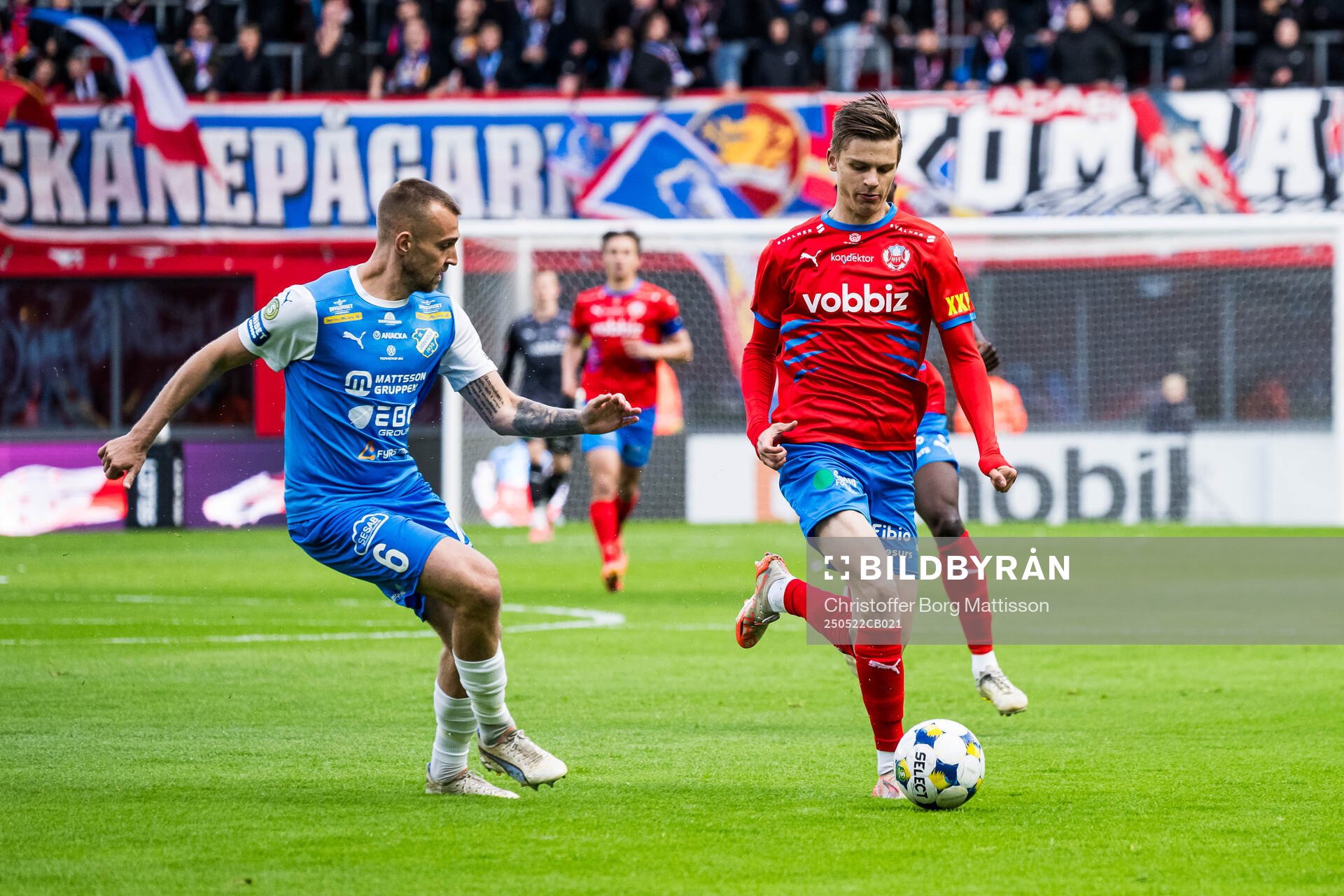 Oddevolds Jesper Merbom Adolfsson och Hammarbys Simon Strand under fotbollsmatchen i Superettan mellan Helsingborg och Oddevold den 22 maj 2025 i Helsingborg.