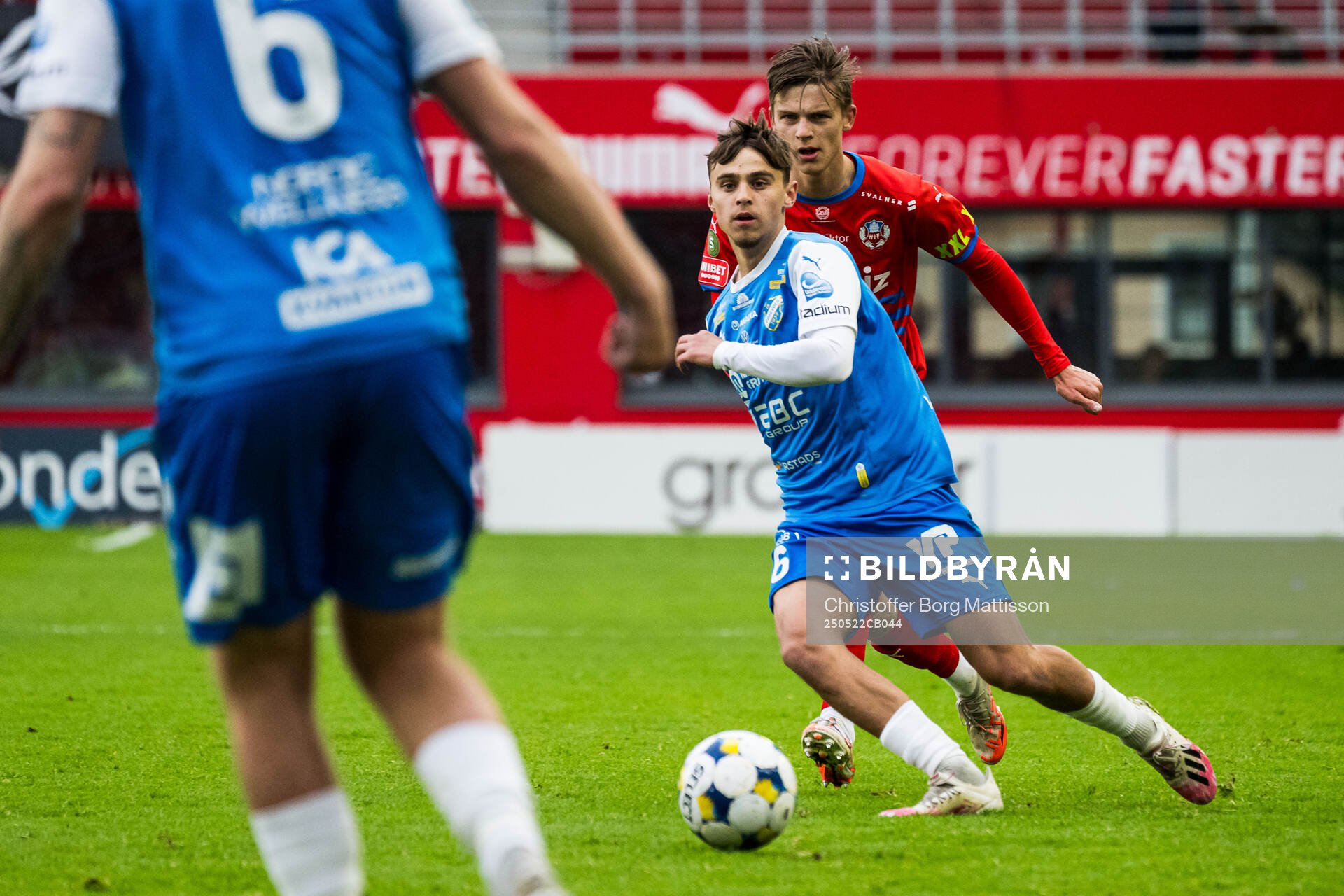 Oddevolds Emir Derviskadic och Helsingborgs Adrian Svanbäck under fotbollsmatchen i Superettan mellan Helsingborg och Oddevold den 22 maj 2025 i Helsingborg.