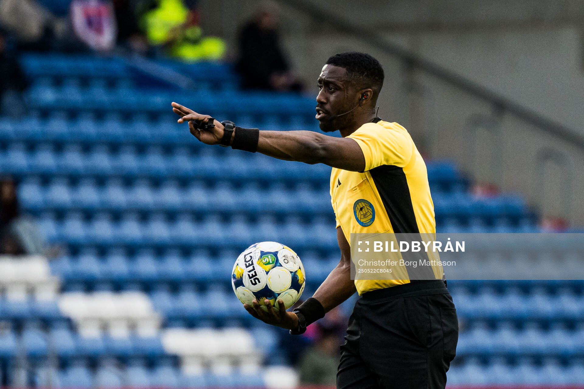 Domare Fredrik Oppong under fotbollsmatchen i Superettan mellan Helsingborg och Oddevold den 22 maj 2025 i Helsingborg. 