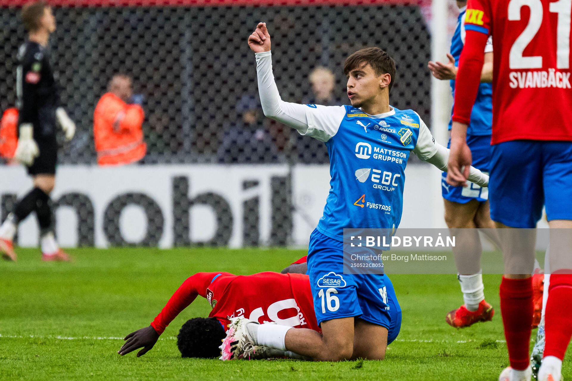 Helsingborgs Samuel Asoma och Oddevolds Emir Derviskadic under fotbollsmatchen i Superettan mellan Helsingborg och Oddevold den 22 maj 2025 i Helsingborg.