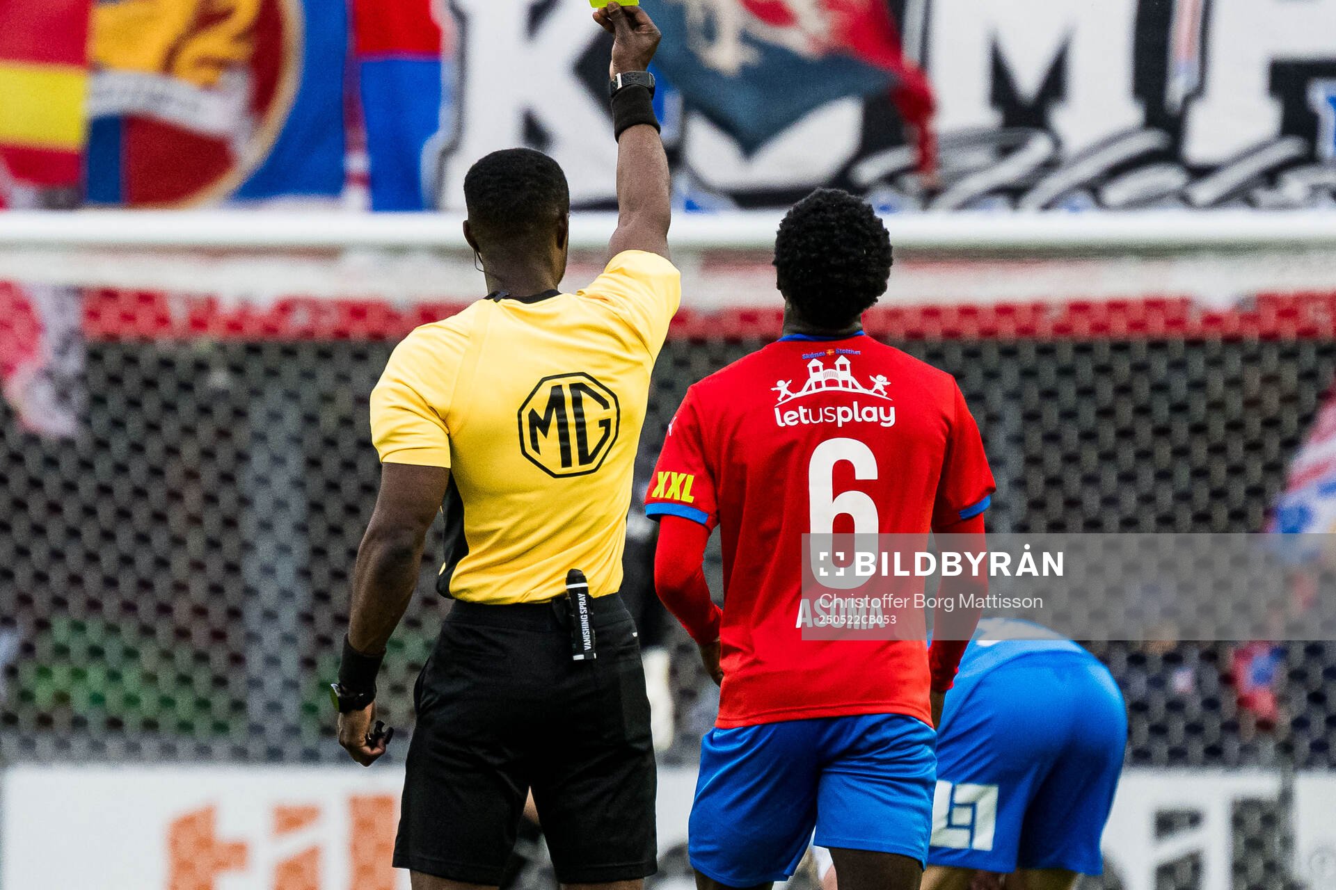 Domare Fredrik Oppong dömer gult kort och Helsingborgs Samuel Asoma under fotbollsmatchen i Superettan mellan Helsingborg och Oddevold den 22 maj 2025 i Helsingborg.