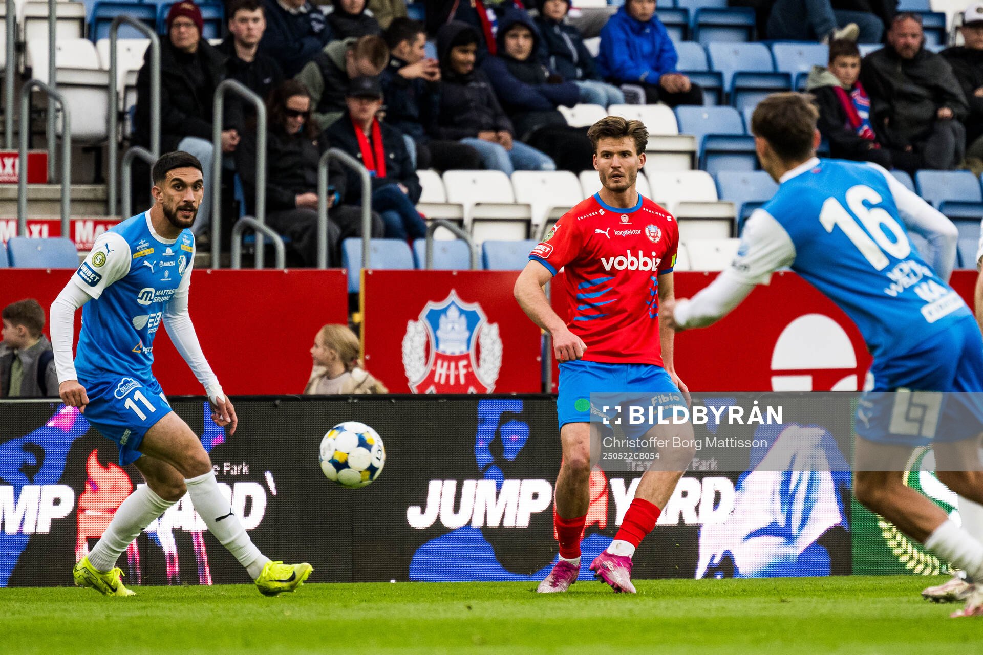 Oddevolds Daniel Krezic och Helsingborgs Wilhelm Loeper under fotbollsmatchen i Superettan mellan Helsingborg och Oddevold den 22 maj 2025 i Helsingborg.