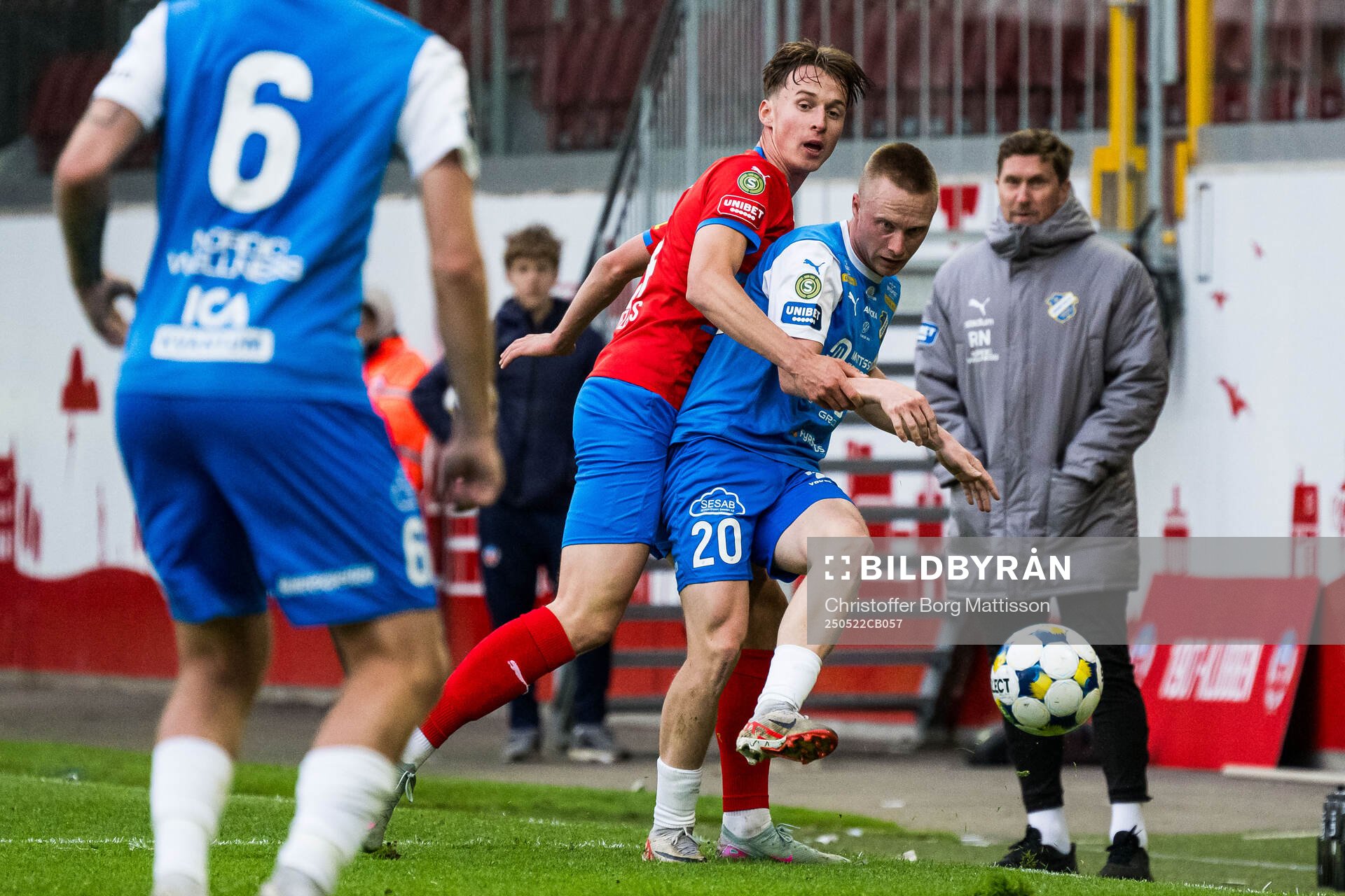 Helsingborgs Lukas Kjellnäs och Oddevolds Adam Engelbrektsson under fotbollsmatchen i Superettan mellan Helsingborg och Oddevold den 22 maj 2025 i Helsingborg.