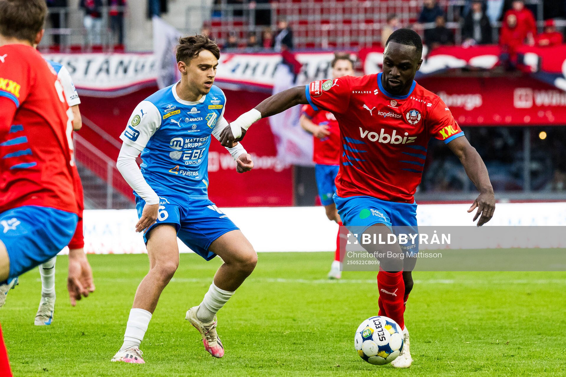 Oddevolds Emir Derviskadic och Helsingborgs Adam Akimey under fotbollsmatchen i Superettan mellan Helsingborg och Oddevold den 22 maj 2025 i Helsingborg.