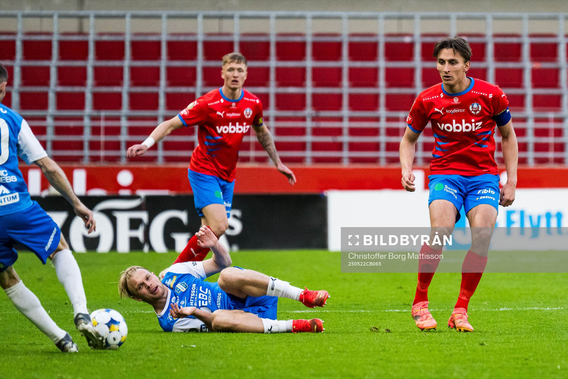 Oddevolds Linus Tornblad och Helsingborgs Wilhelm Nilsson under fotbollsmatchen i Superettan mellan Helsingborg och Oddevold den 22 maj 2025 i Helsingborg.