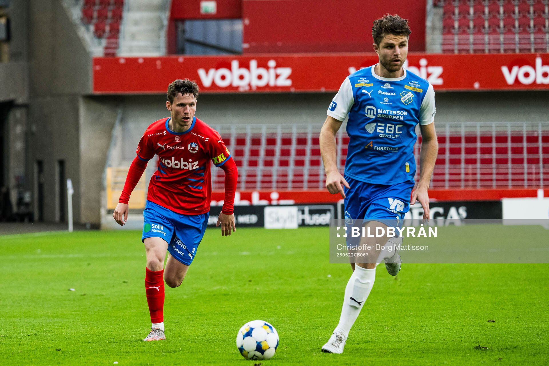 Helsingborgs Max Svensson och Oddevolds Erik Hedenquist under fotbollsmatchen i Superettan mellan Helsingborg och Oddevold den 22 maj 2025 i Helsingborg.