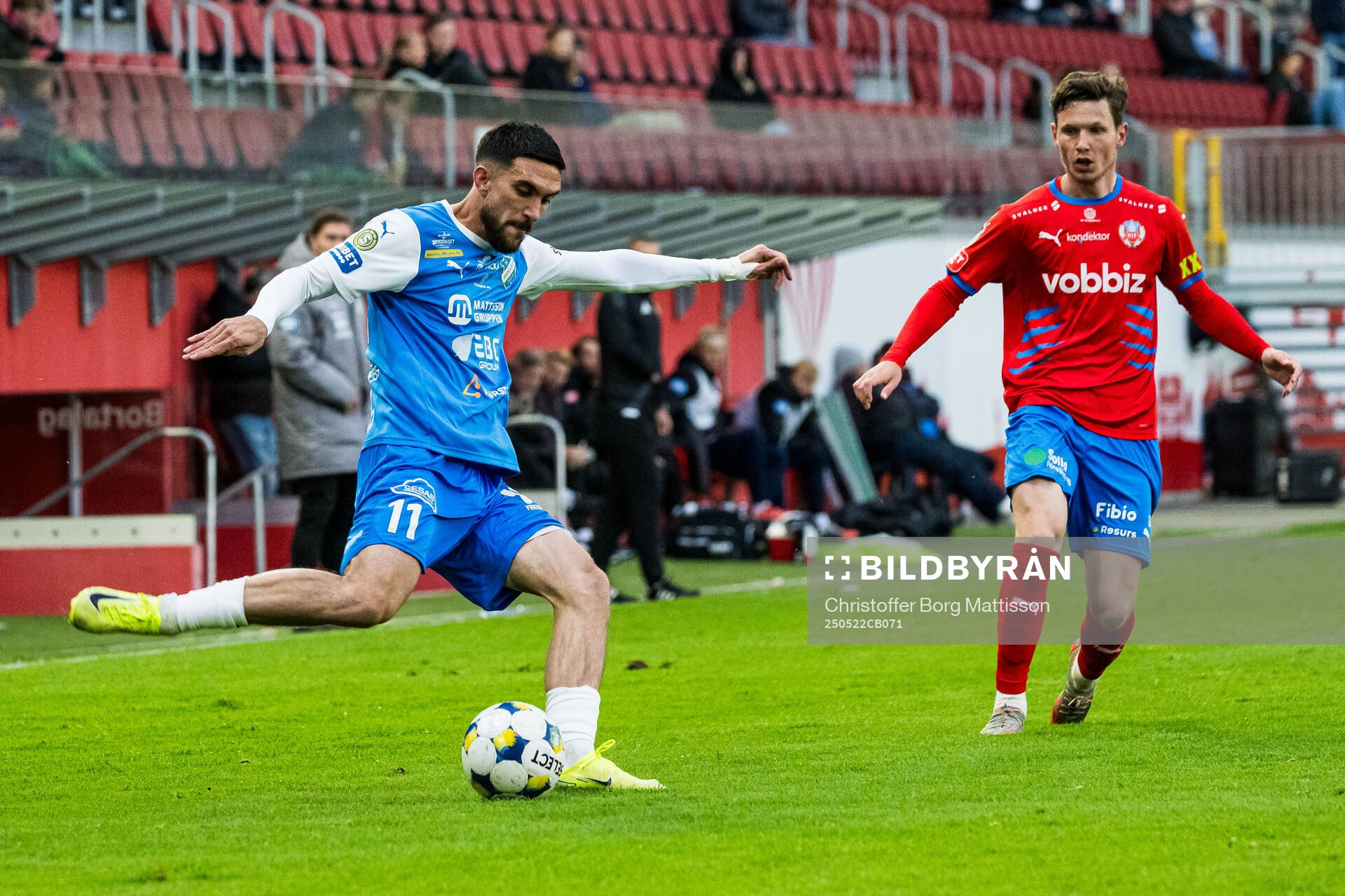 Oddevolds Daniel Krezic och Helsingborgs Max Svensson under fotbollsmatchen i Superettan mellan Helsingborg och Oddevold den 22 maj 2025 i Helsingborg.