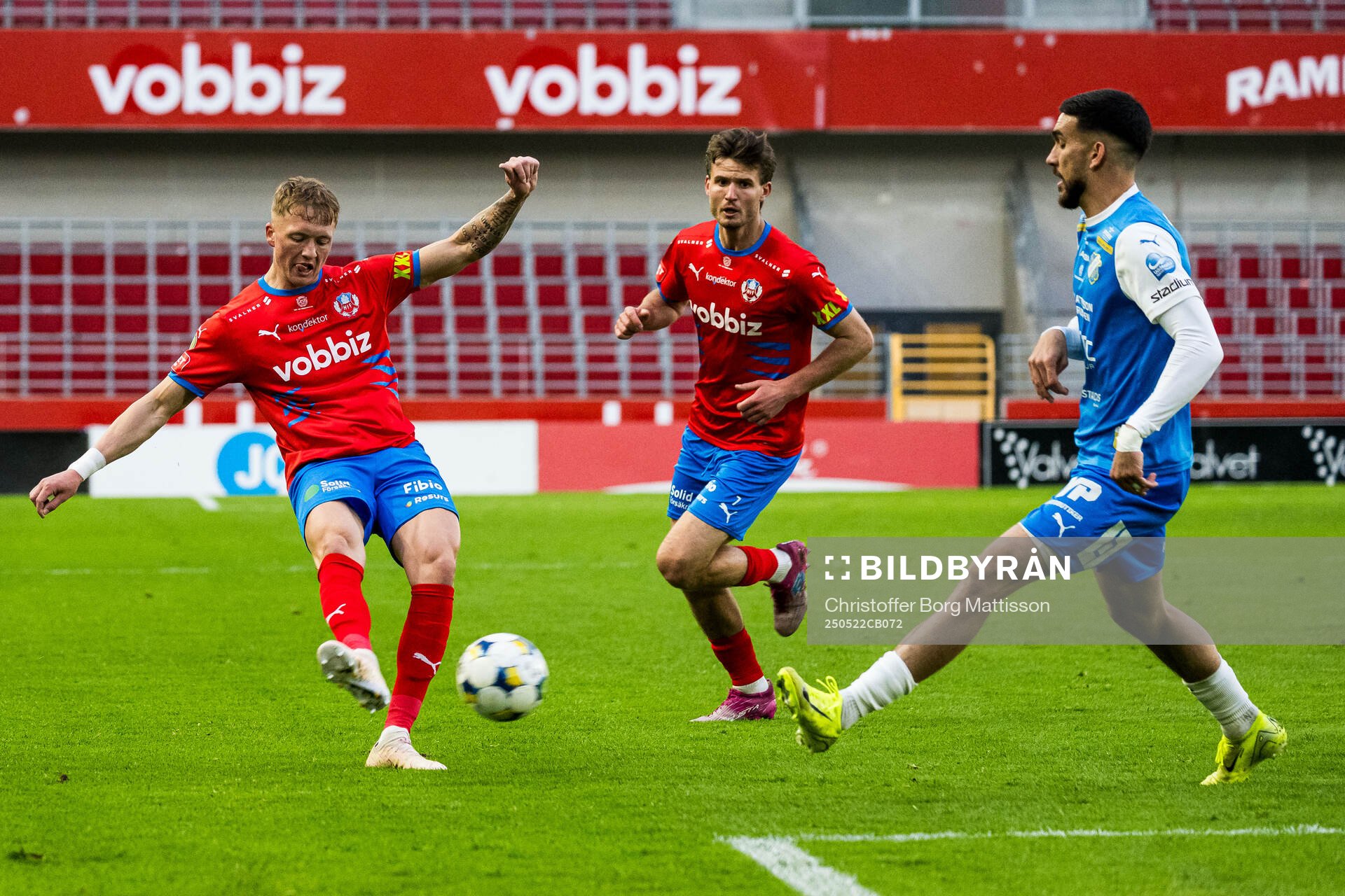 Helsingborgs Marcus Gudmann och Wilhelm Loeper under fotbollsmatchen i Superettan mellan Helsingborg och Oddevold den 22 maj 2025 i Helsingborg.