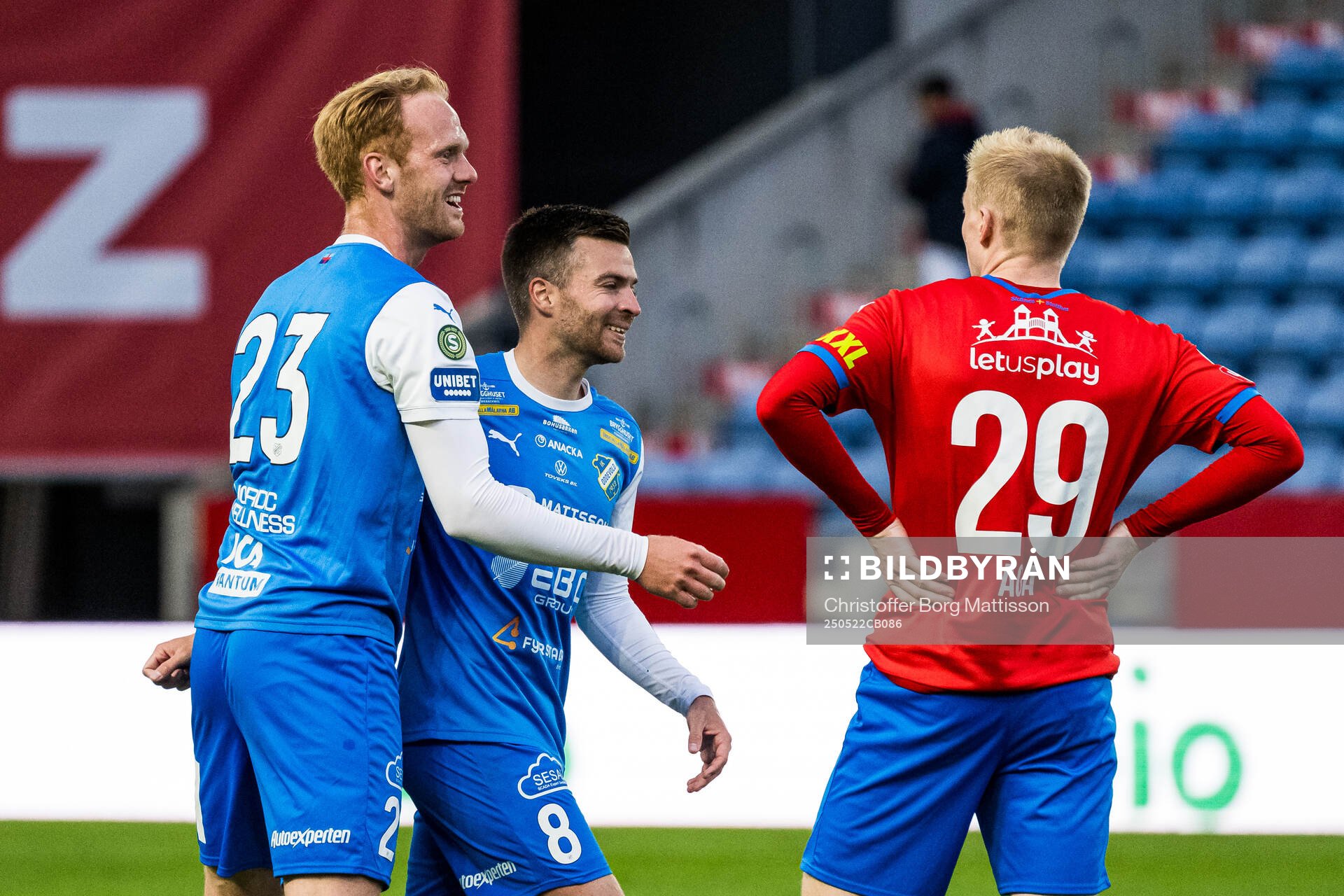Oddevolds Viktor Kruger och Oscar Iglicar Berntsson jublar efter fotbollsmatchen i Superettan mellan Helsingborg och Oddevold den 22 maj 2025 i Helsingborg.