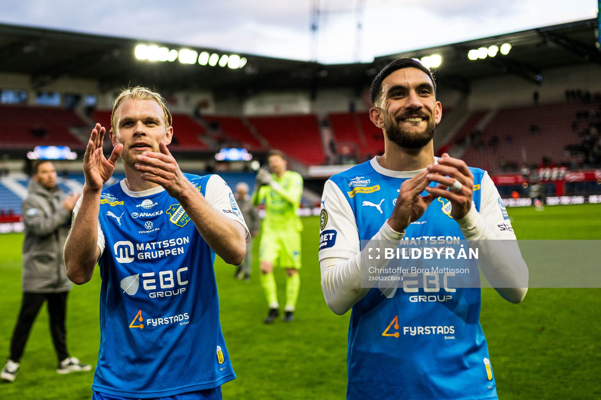 Oddevolds Linus Tornblad och Daniel Krezic jublar efter fotbollsmatchen i Superettan mellan Helsingborg och Oddevold den 22 maj 2025 i Helsingborg.