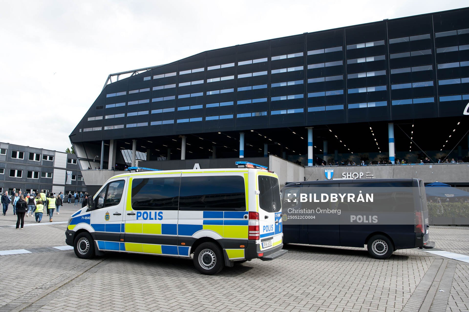 Polisbilar inför fotbollsmatchen i Allsvenskan mellan Malmö FF och AIK den 22 maj 2025 i Malmö. 