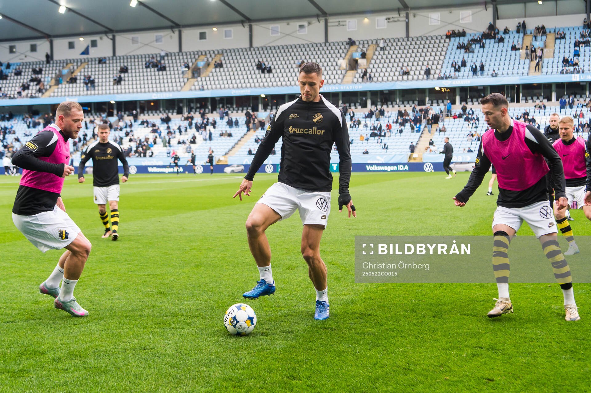 AIKs spelare inför fotbollsmatchen i Allsvenskan mellan Malmö FF och AIK den 22 maj 2025 i Malmö. 