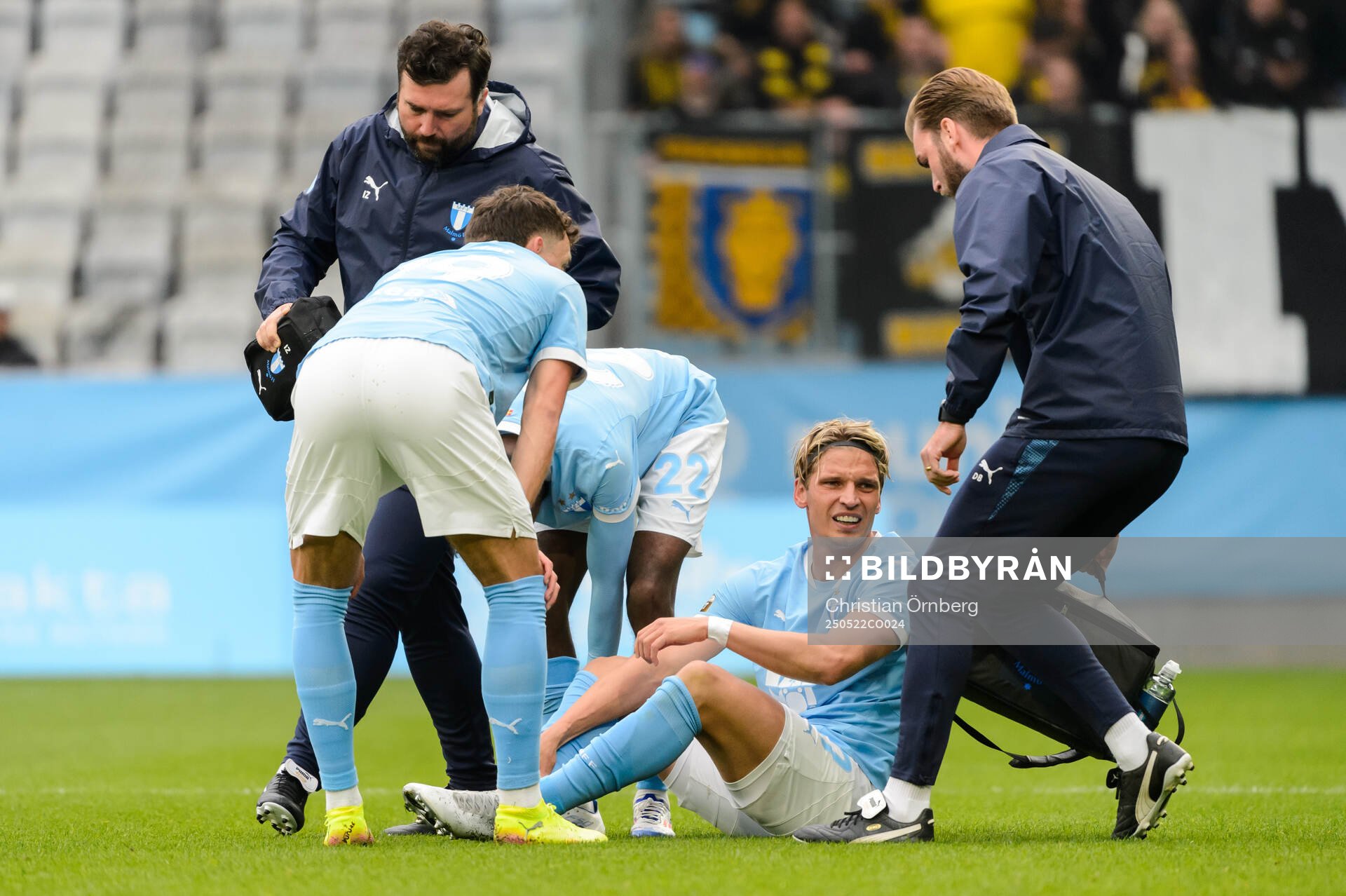 Malmö FFs Jens Stryger Larsen har ont under fotbollsmatchen i Allsvenskan mellan Malmö FF och AIK den 22 maj 2025 i Malmö. 