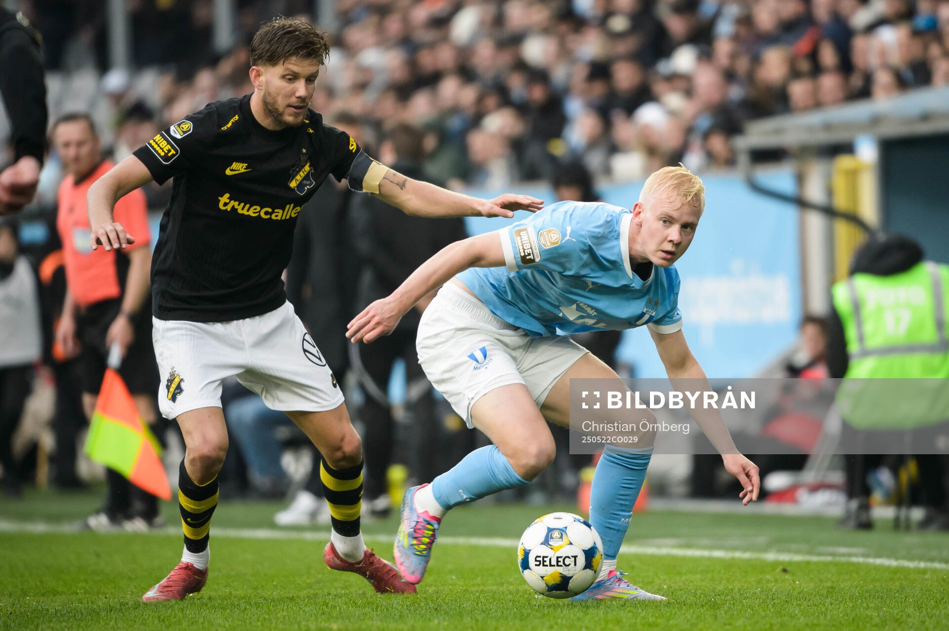 AIKs Anton Salétros och Malmö FFs Otto Rosengren under fotbollsmatchen i Allsvenskan mellan Malmö FF och AIK den 22 maj 2025 i Malmö. 