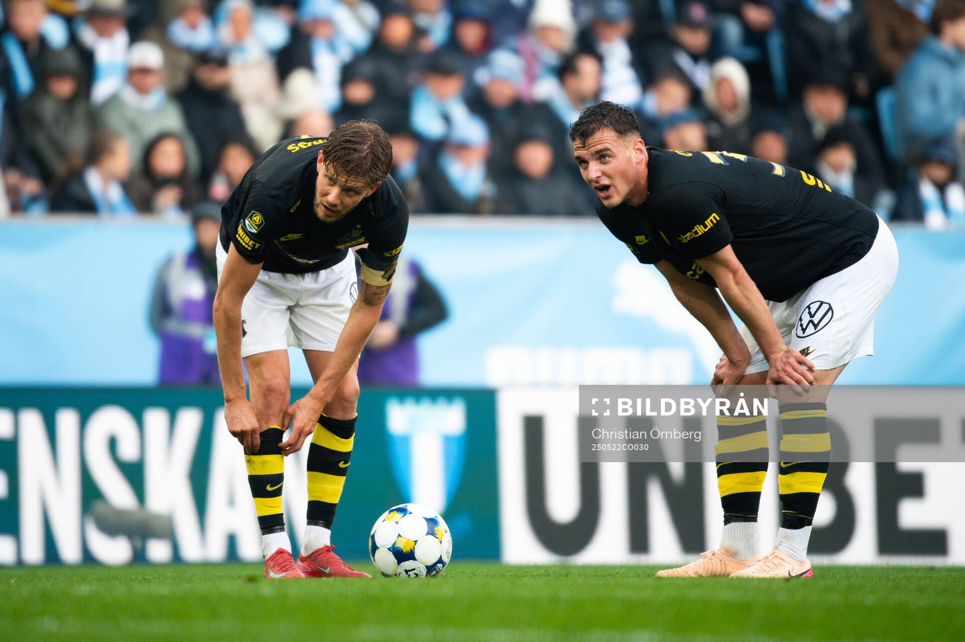AIKs Anton Salétros och Áron Csongvai under fotbollsmatchen i Allsvenskan mellan Malmö FF och AIK den 22 maj 2025 i Malmö. 