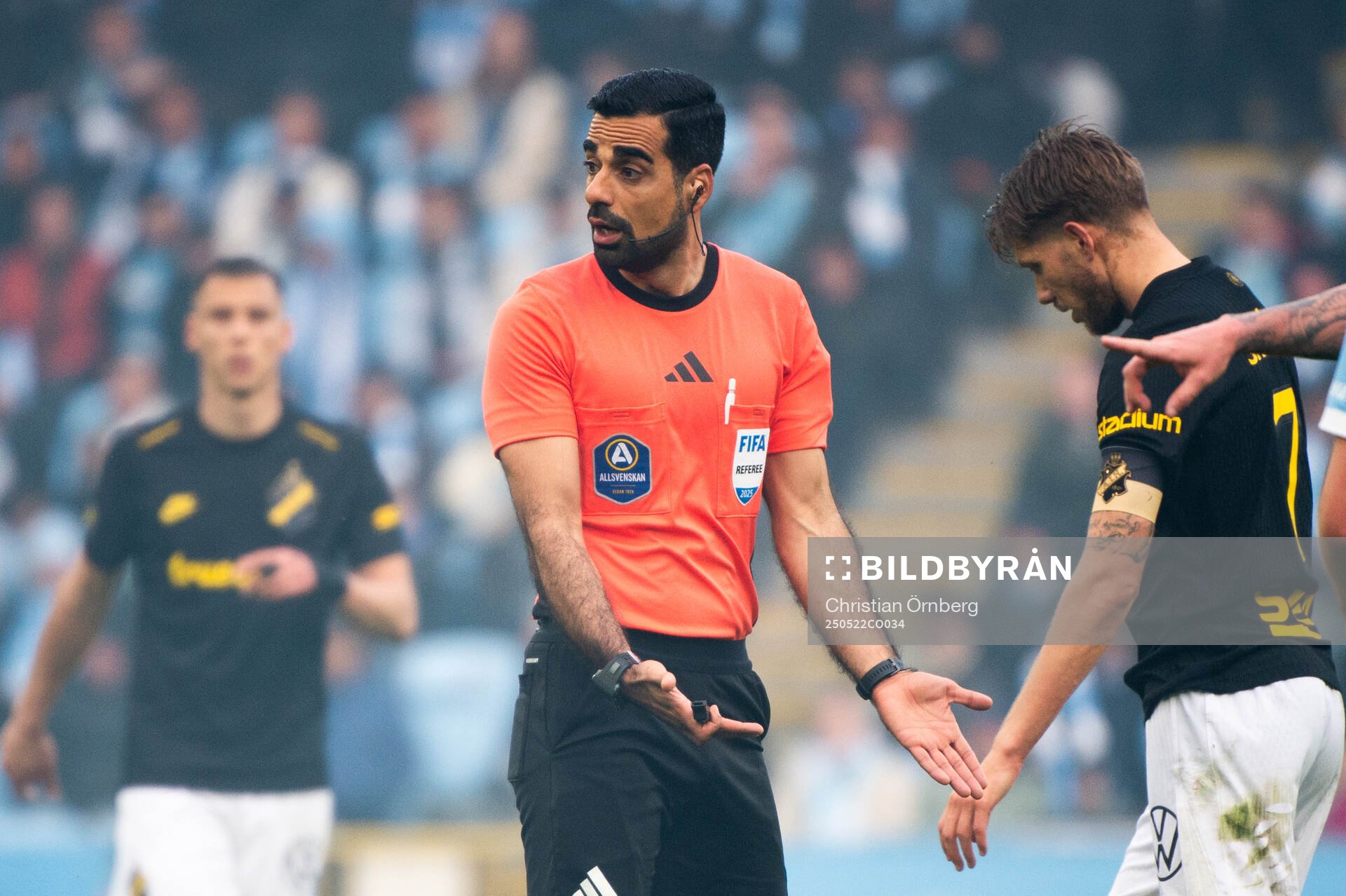 Domare Mohammed Al-Hakim under fotbollsmatchen i Allsvenskan mellan Malmö FF och AIK den 22 maj 2025 i Malmö. 