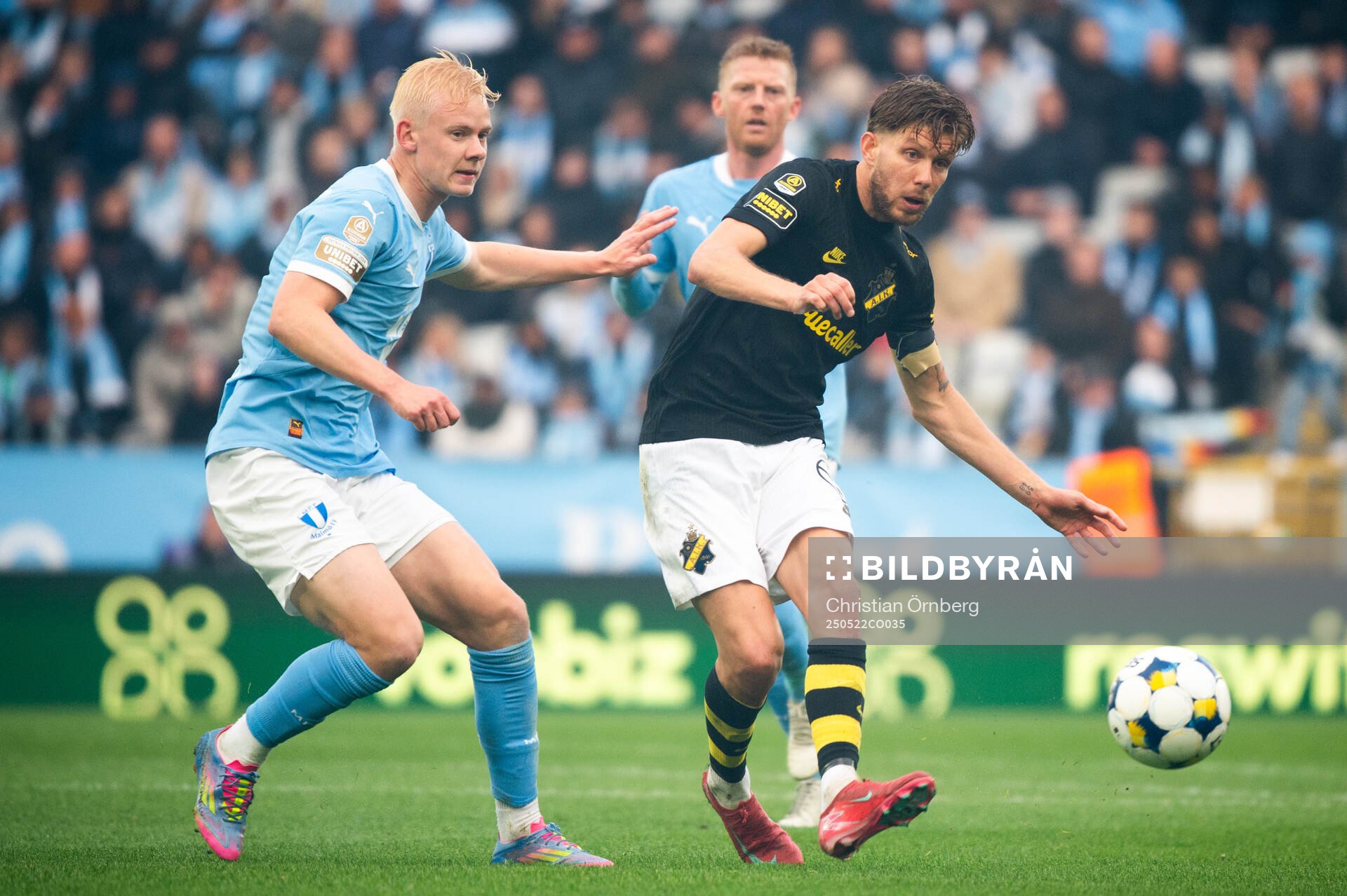 Malmö FFs Otto Rosengren och AIKs Anton Salétros under fotbollsmatchen i Allsvenskan mellan Malmö FF och AIK den 22 maj 2025 i Malmö. 