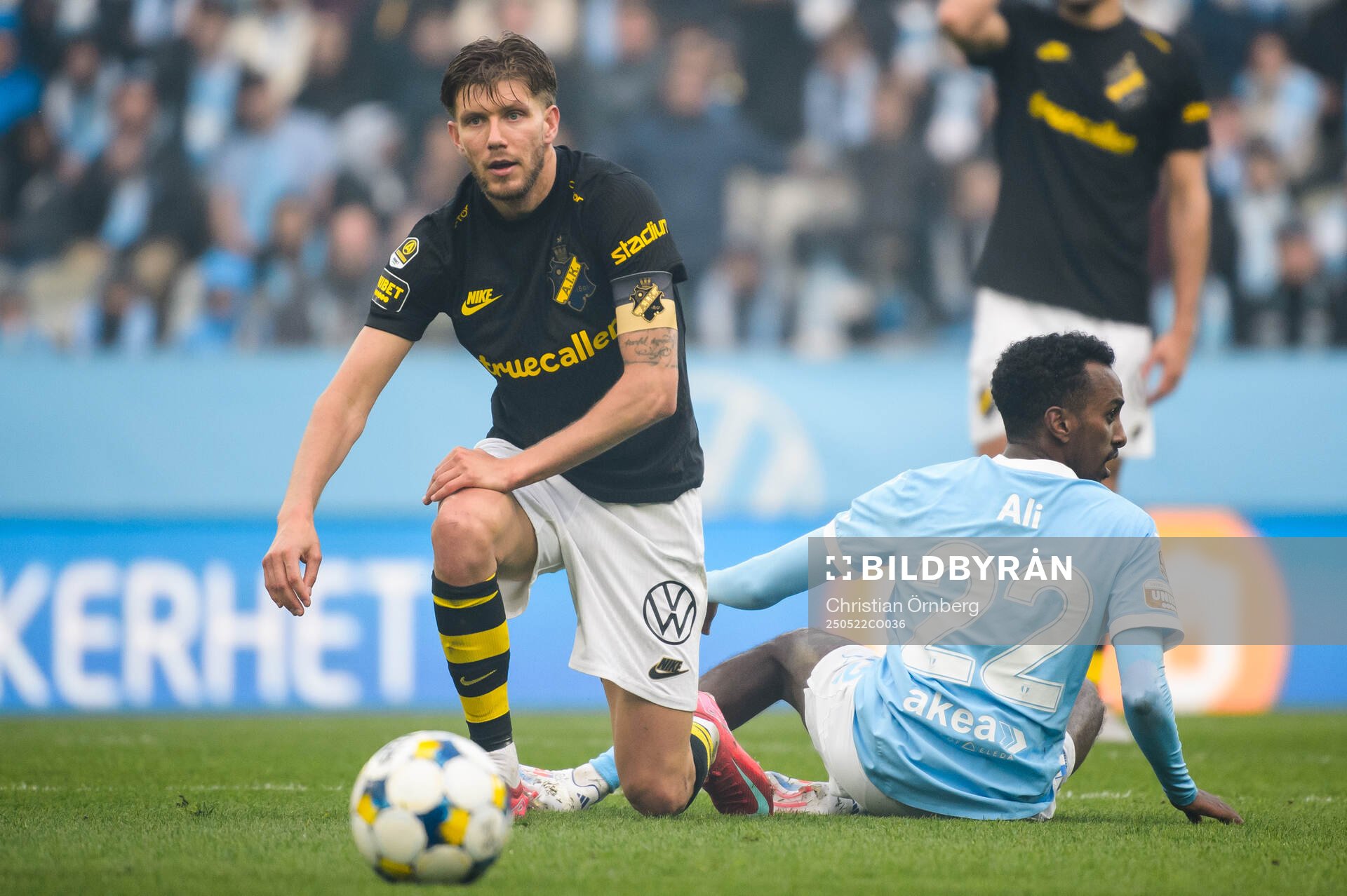 AIKs Anton Salétros och Malmö FFs Taha Ali under fotbollsmatchen i Allsvenskan mellan Malmö FF och AIK den 22 maj 2025 i Malmö. 