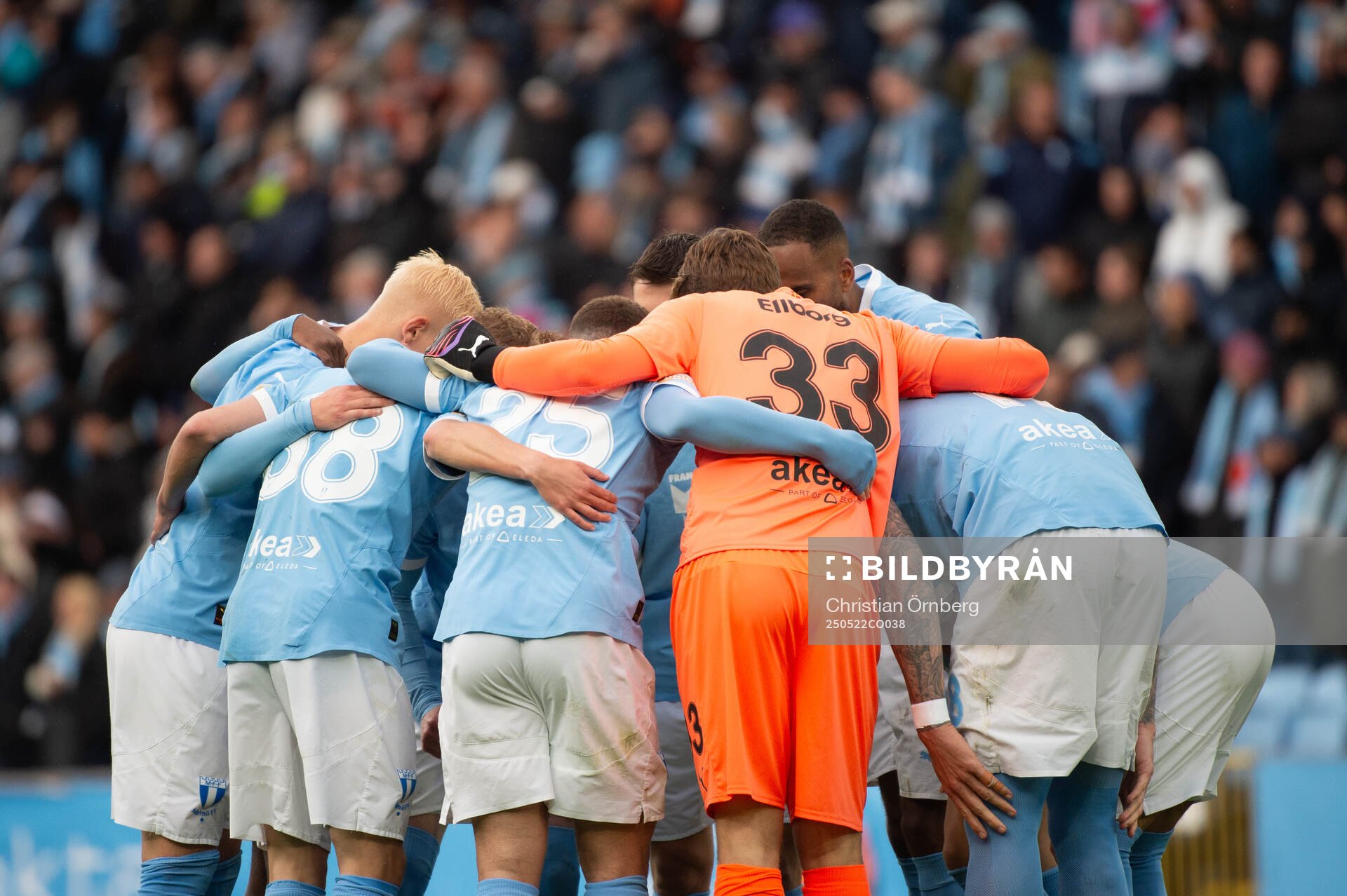 Malmö FFs spelare samlade under fotbollsmatchen i Allsvenskan mellan Malmö FF och AIK den 22 maj 2025 i Malmö. 
