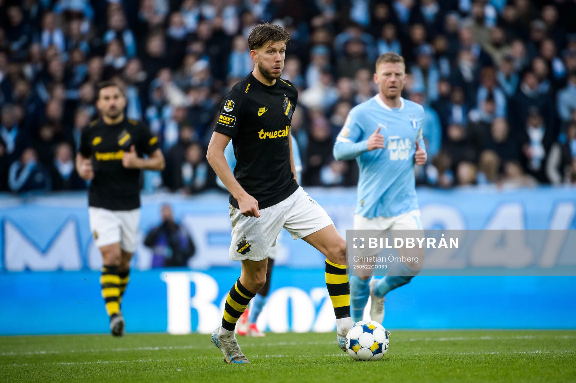 AIKs Anton Salétros och Malmö FFs Anders Christiansen under fotbollsmatchen i Allsvenskan mellan Malmö FF och AIK den 22 maj 2025 i Malmö.