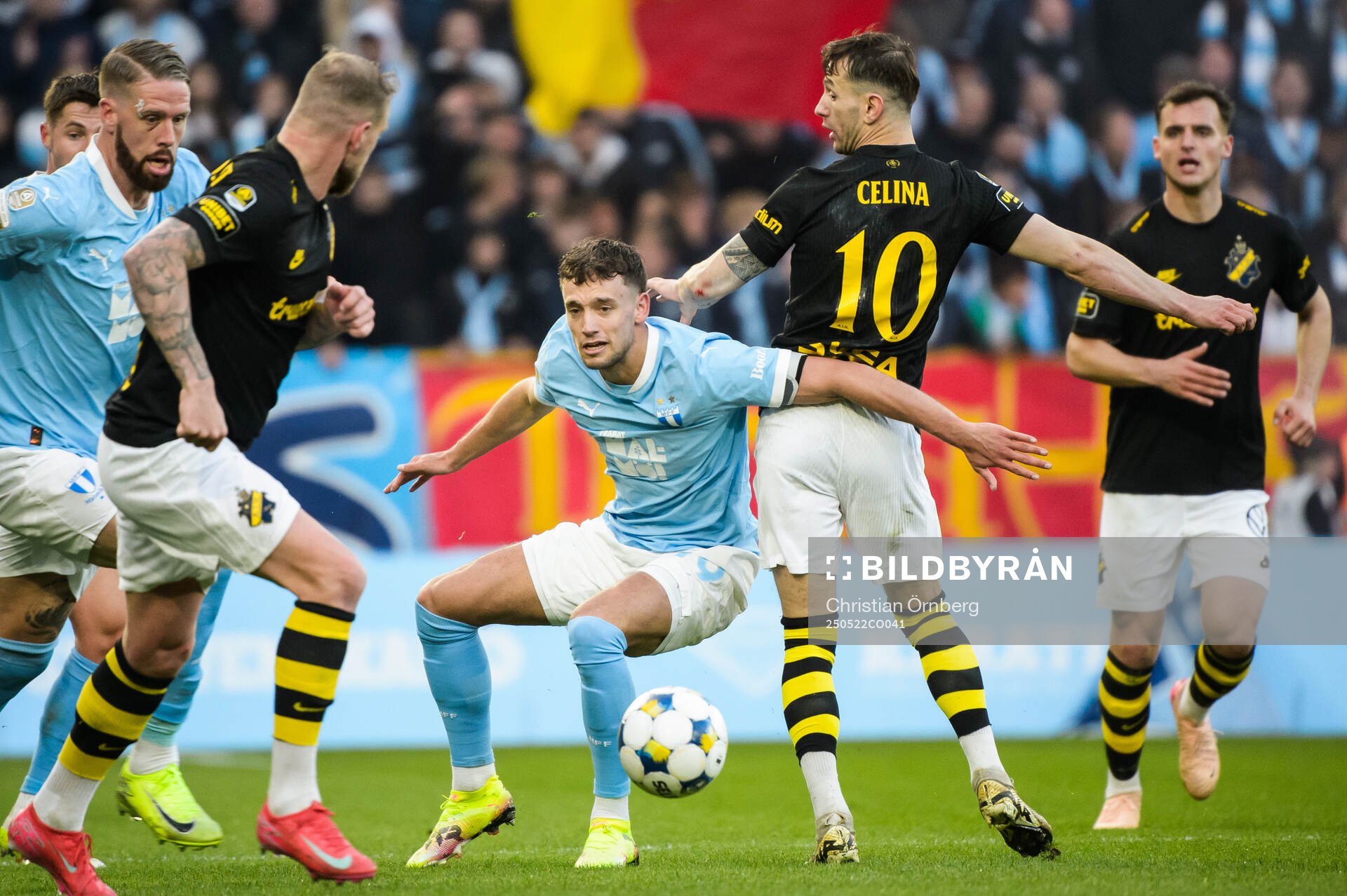 Malmö FFs Colin Rösler och AIKs Bersant Celina  under fotbollsmatchen i Allsvenskan mellan Malmö FF och AIK den 22 maj 2025 i Malmö. 