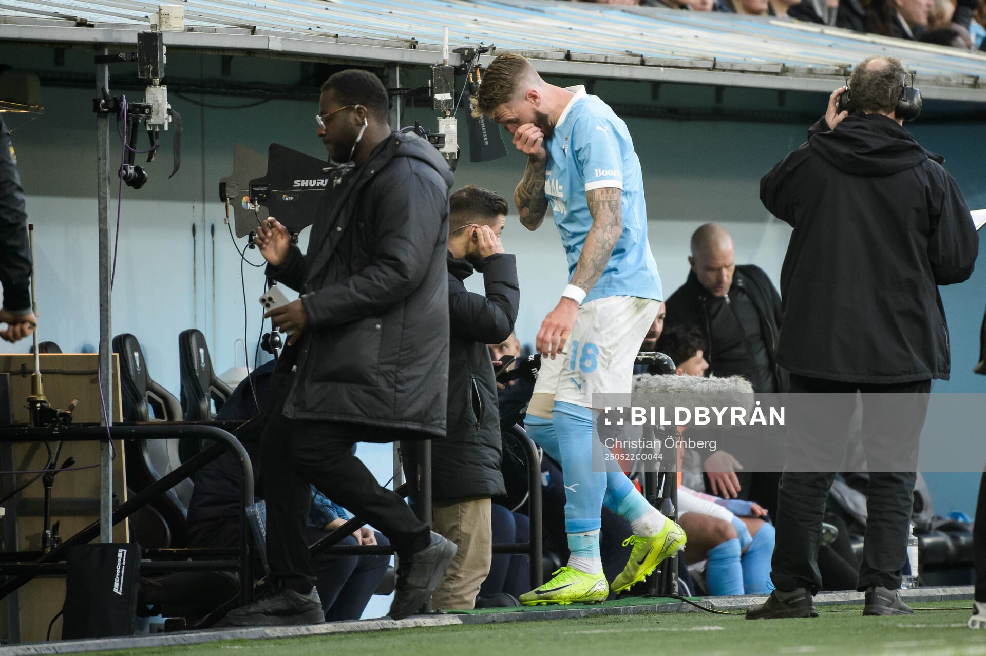 Malmö FFs Pontus Jansson lämnar planen efter skada under fotbollsmatchen i Allsvenskan mellan Malmö FF och AIK den 22 maj 2025 i Malmö. 