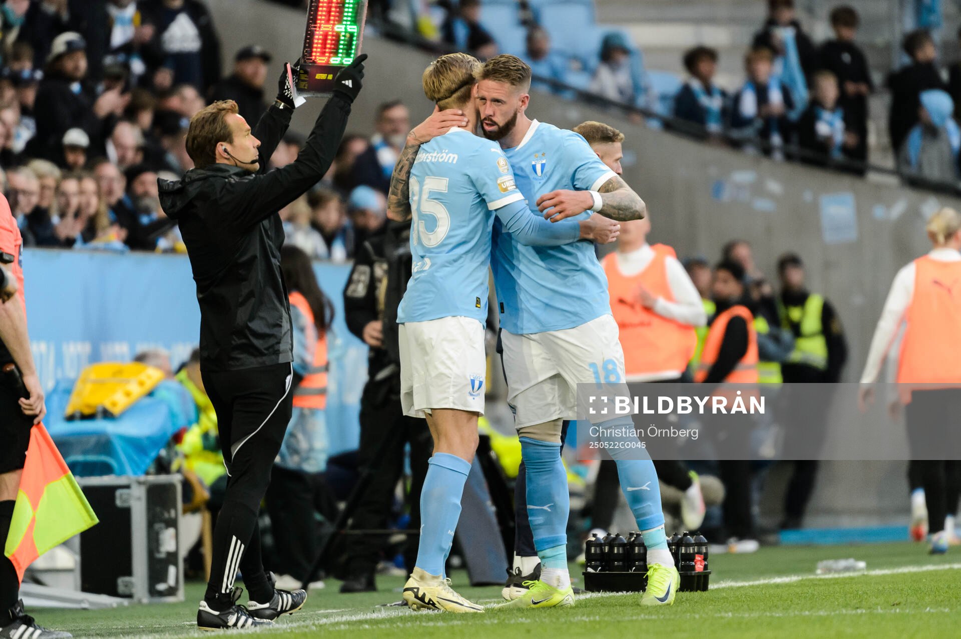 Malmö FFs Pontus Jansson byter med Nils Zätterström under fotbollsmatchen i Allsvenskan mellan Malmö FF och AIK den 22 maj 2025 i Malmö. 