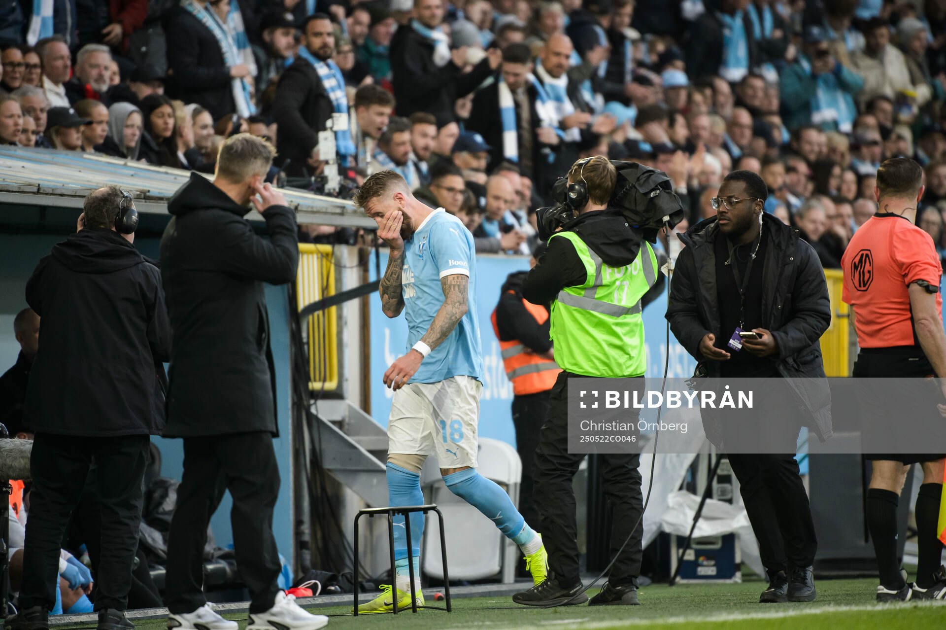 Malmö FFs Pontus Jansson lämnar planen efter skada under fotbollsmatchen i Allsvenskan mellan Malmö FF och AIK den 22 maj 2025 i Malmö. 