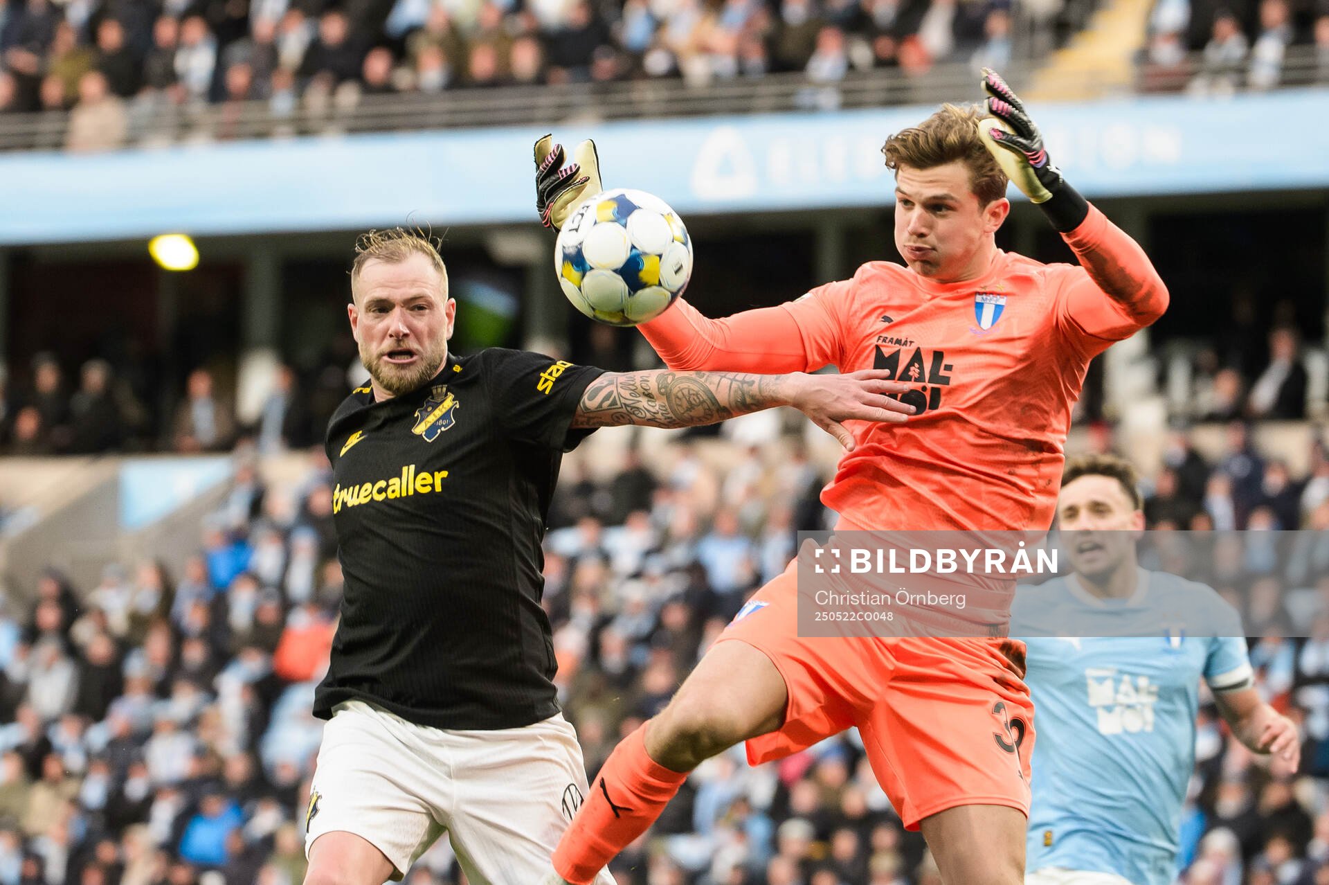AIKs John Guidetti och Malmö FFs Melker Ellborg under fotbollsmatchen i Allsvenskan mellan Malmö FF och AIK den 22 maj 2025 i Malmö. 