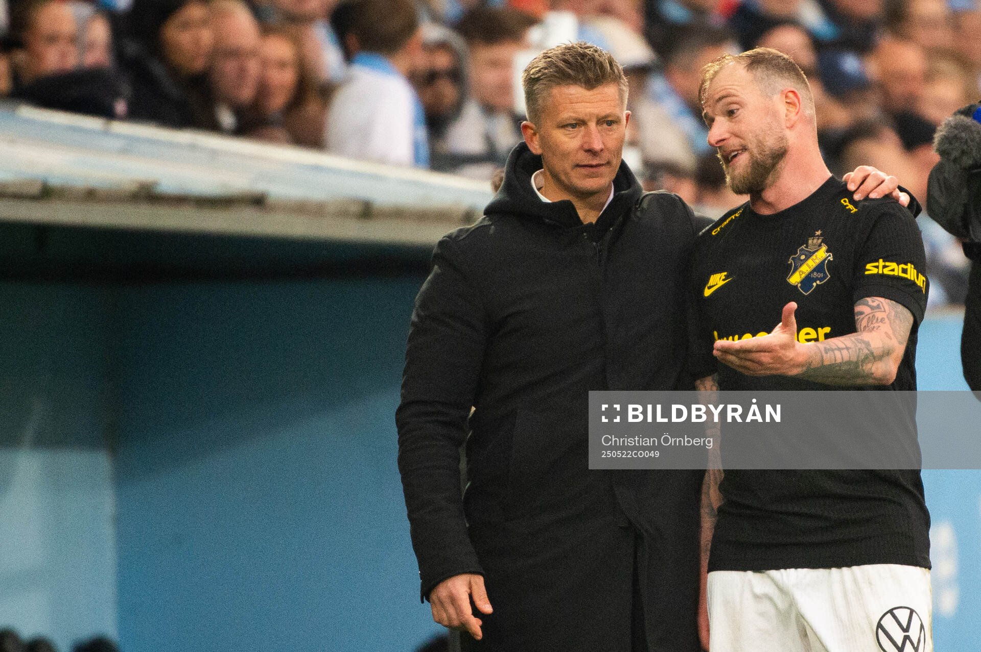 AIKs tränare Mikkjal Thomassen och John Guidetti under fotbollsmatchen i Allsvenskan mellan Malmö FF och AIK den 22 maj 2025 i Malmö. 