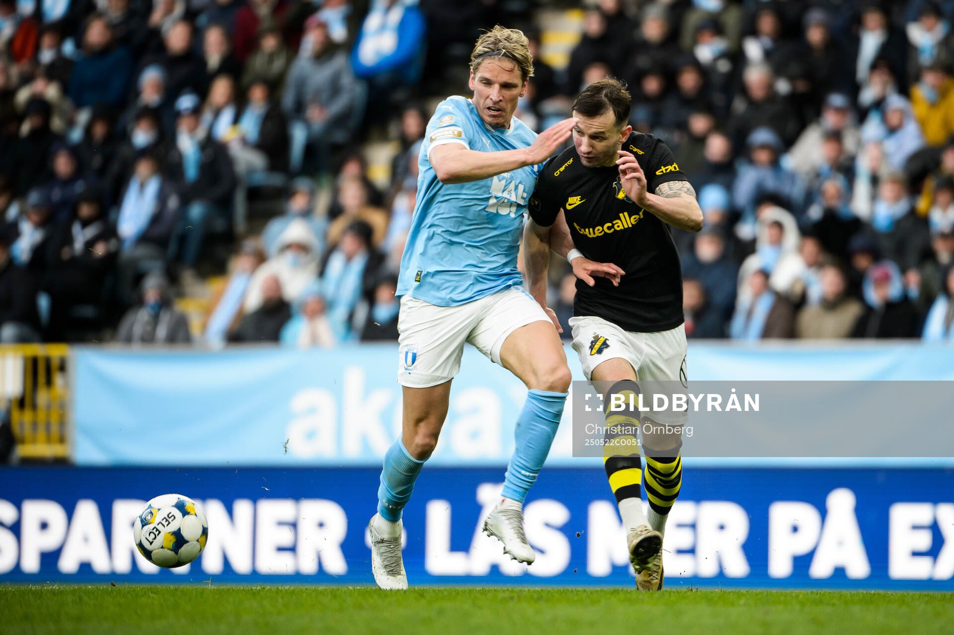 Malmö FFs Jens Stryger Larsen och AIKs Bersant Celina under fotbollsmatchen i Allsvenskan mellan Malmö FF och AIK den 22 maj 2025 i Malmö.