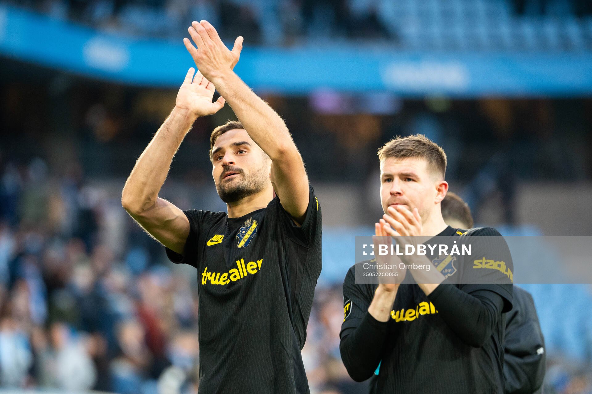 AIKs Sotirios Papagiannopoulos och Mads Døhr Thychosen efter fotbollsmatchen i Allsvenskan mellan Malmö FF och AIK den 22 maj 2025 i Malmö.