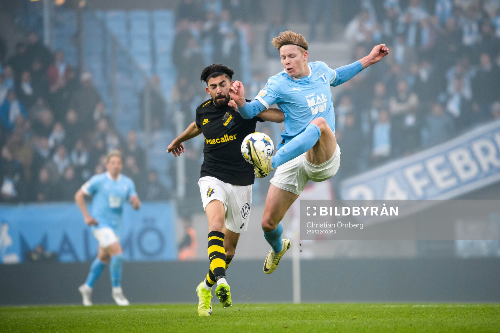 Malmö FFs Nils Zätterström och AIKs Andronikos Kakoullis under fotbollsmatchen i Allsvenskan mellan Malmö FF och AIK den 22 maj 2025 i Malmö.
