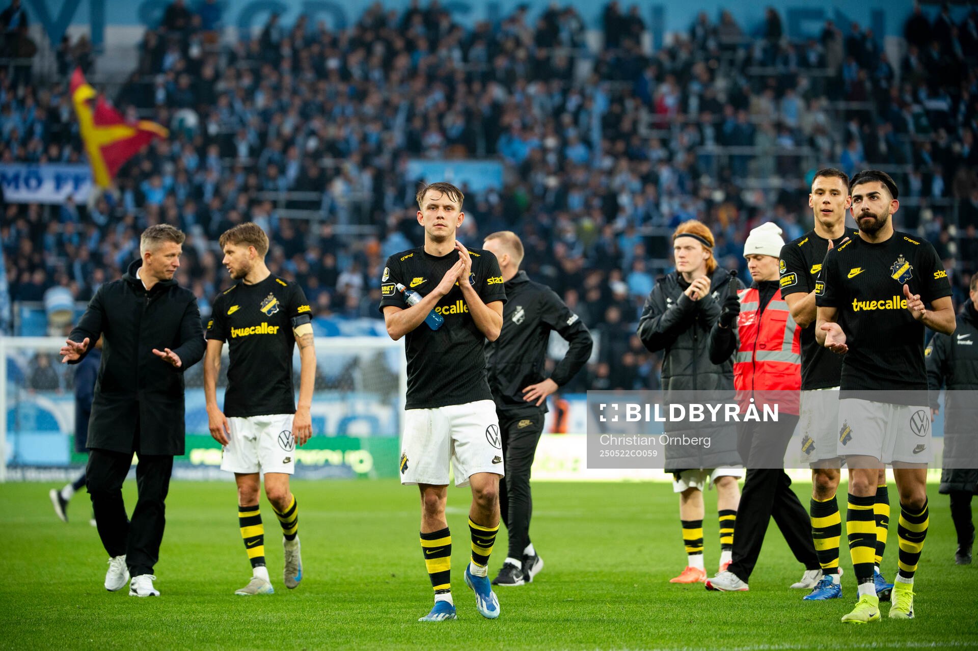 AIKs spelare efter fotbollsmatchen i Allsvenskan mellan Malmö FF och AIK den 22 maj 2025 i Malmö. 